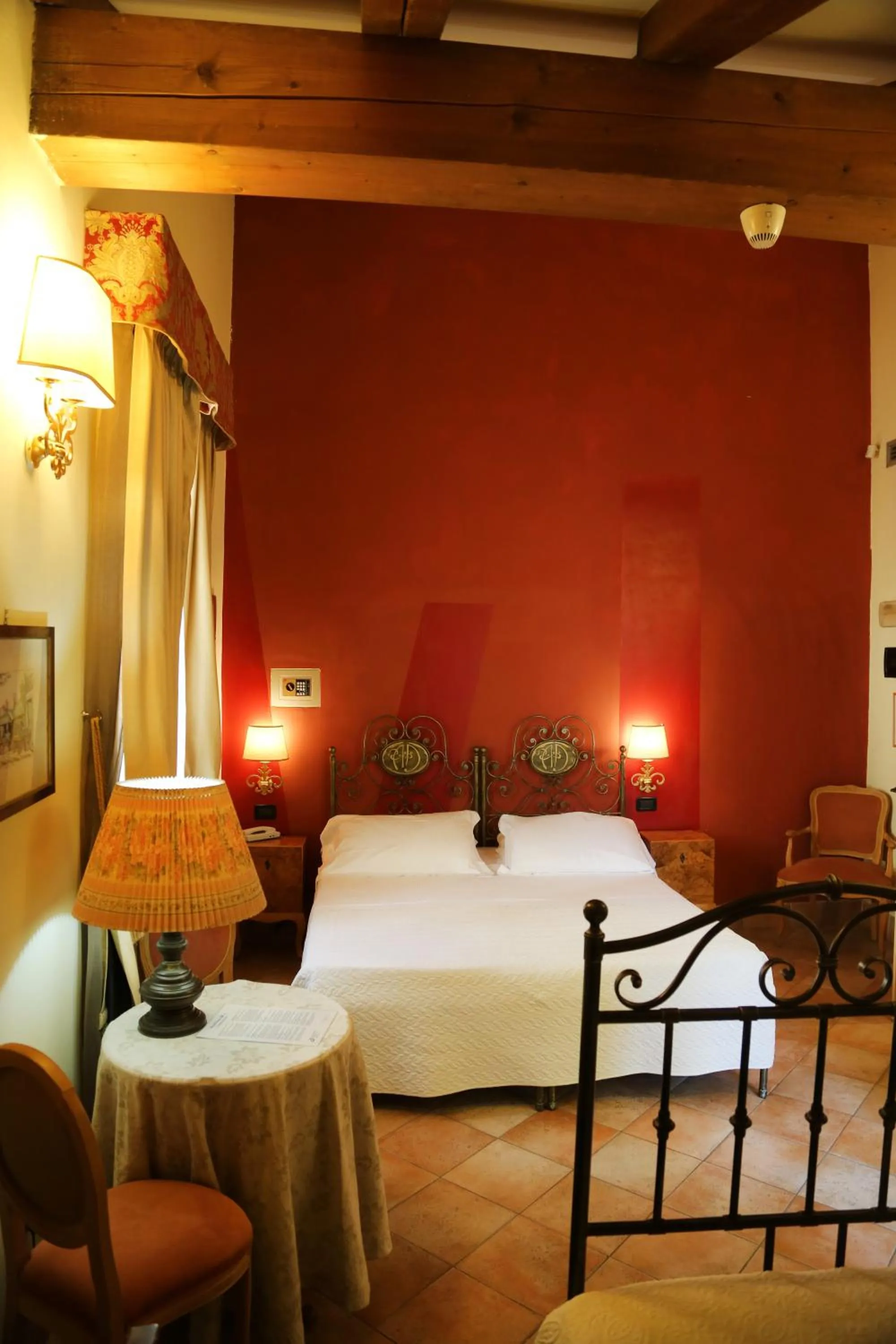 Bedroom, Bed in Albergo delle Drapperie