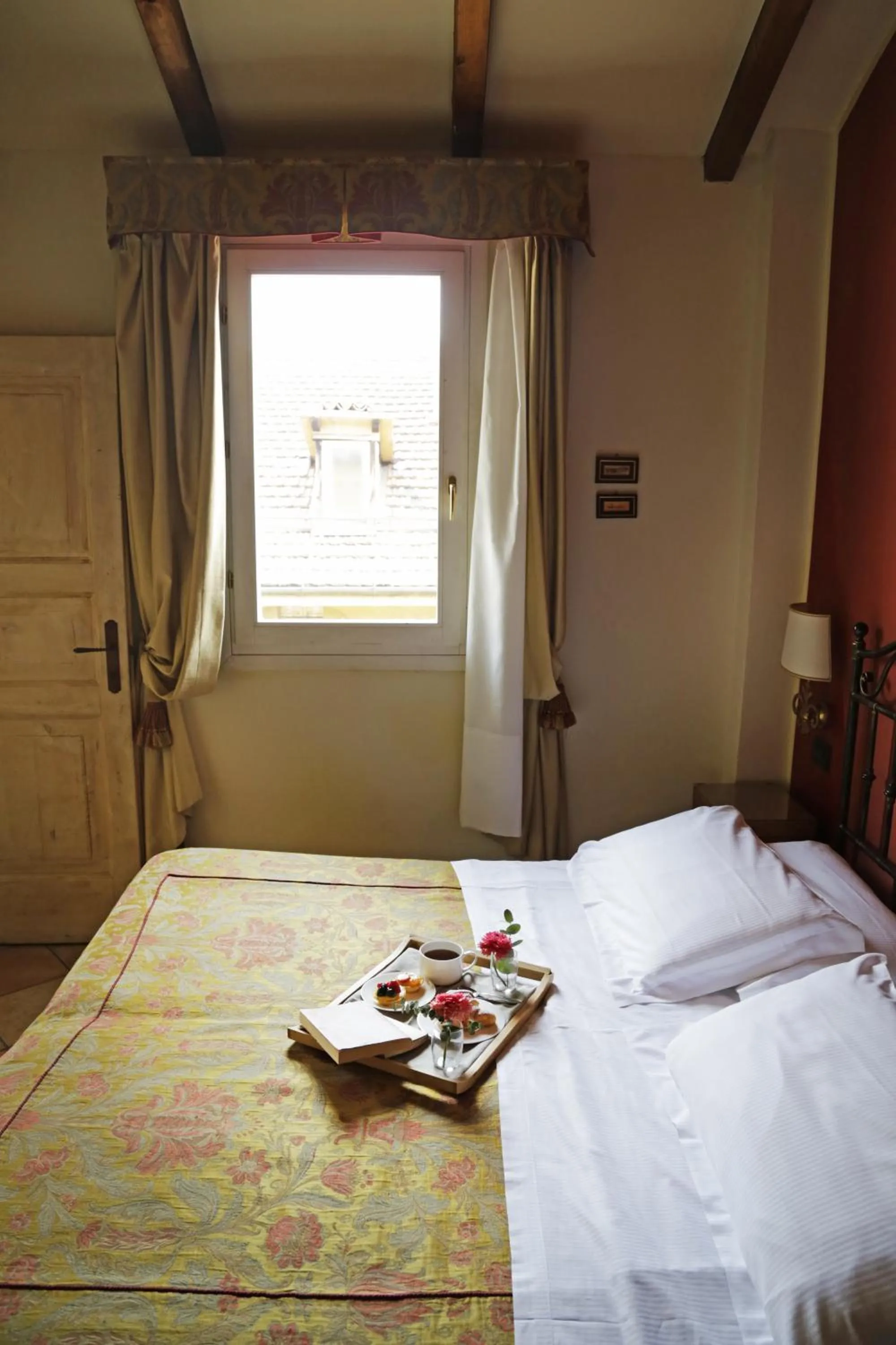 Bedroom, Bed in Albergo delle Drapperie