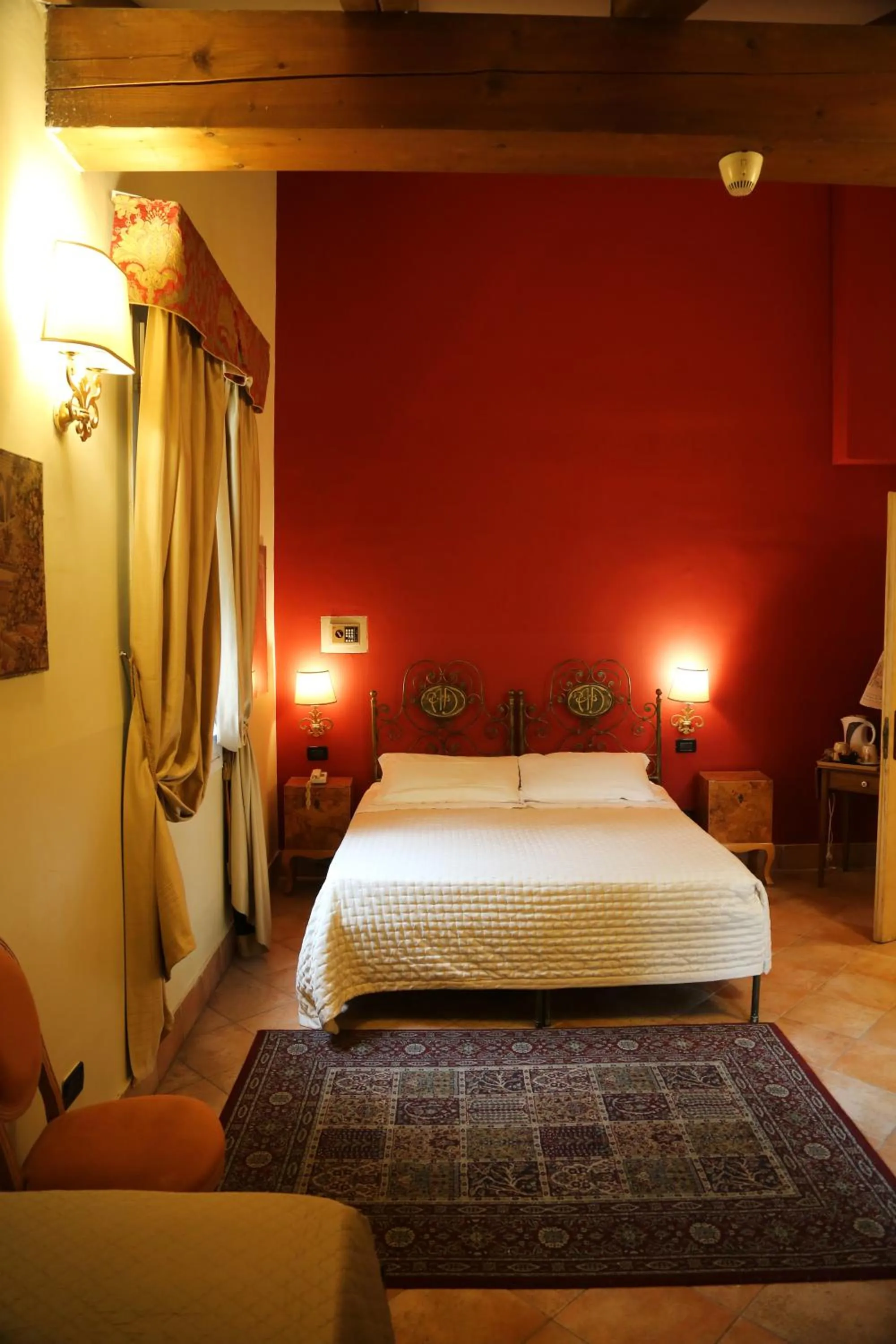 Photo of the whole room, Bed in Albergo delle Drapperie