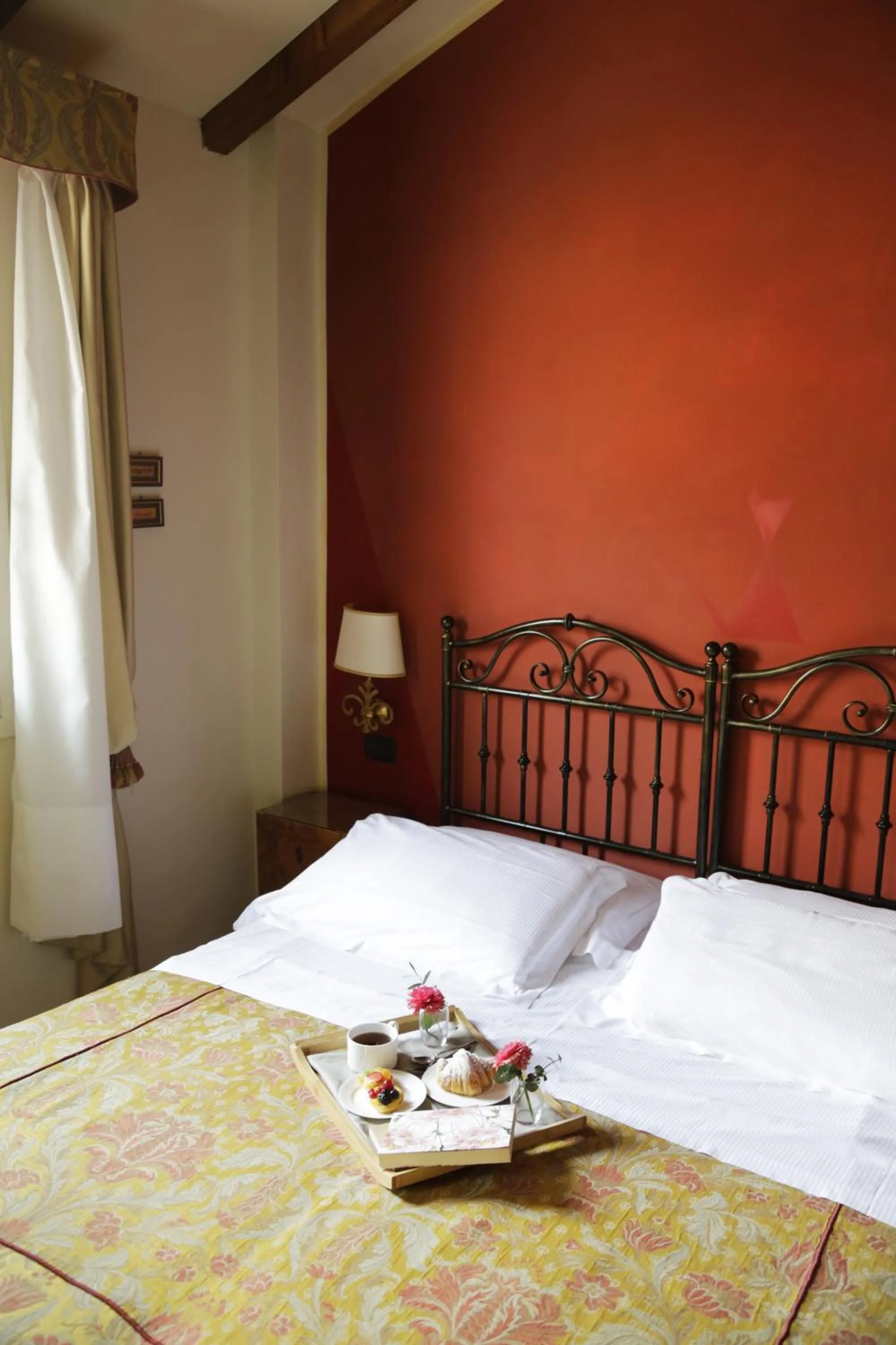 Bedroom, Bed in Albergo delle Drapperie