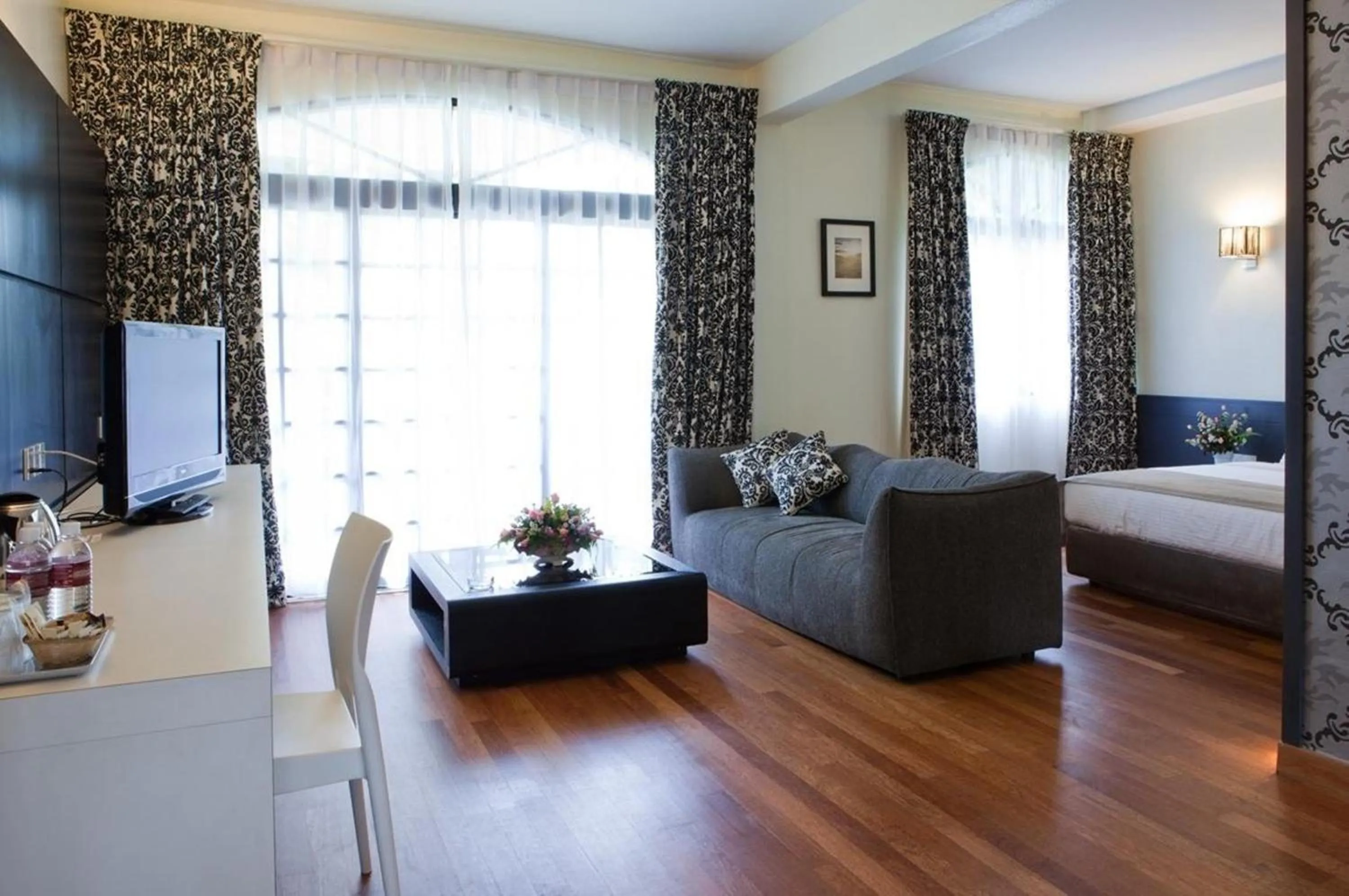 Living room, Bed in Strawberry Park Resort