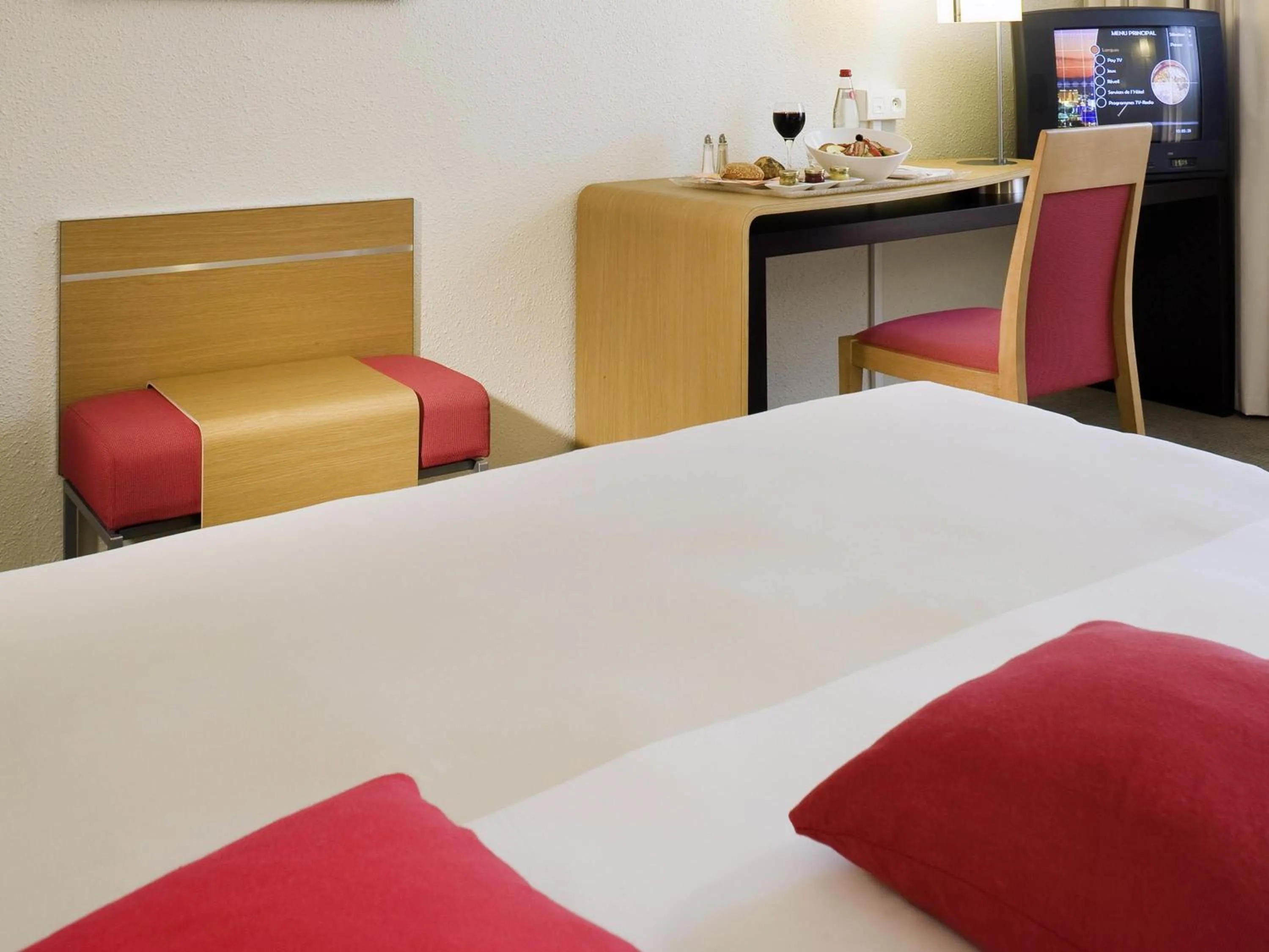 Bedroom, Bed in Novotel Amiens Pôle Jules Verne