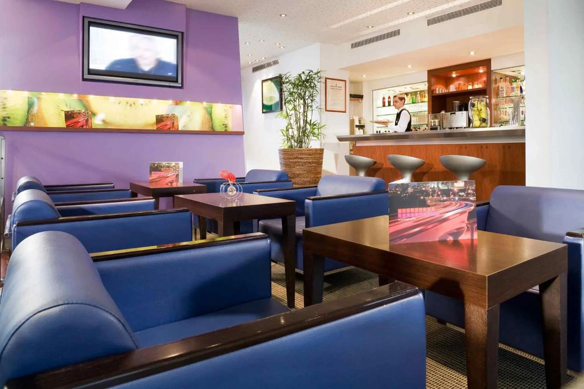 Lounge or bar in Novotel Amiens Pôle Jules Verne