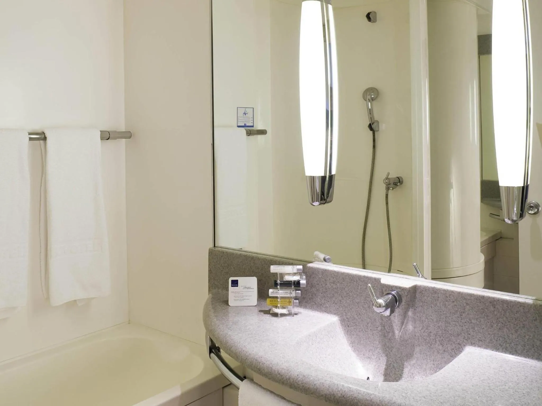 Bedroom in Novotel Amiens Pôle Jules Verne