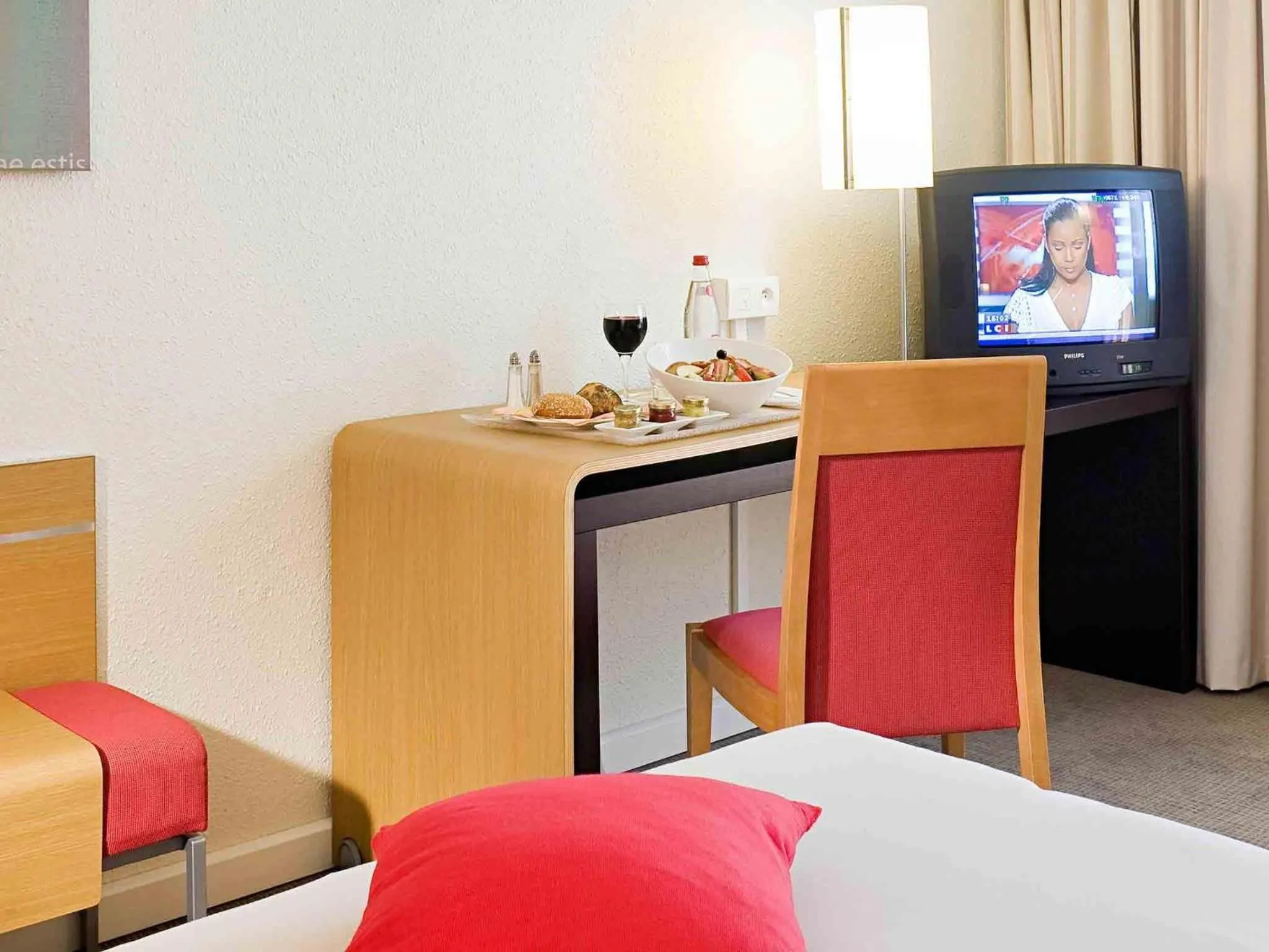 Bedroom, Bed in Novotel Amiens Pôle Jules Verne