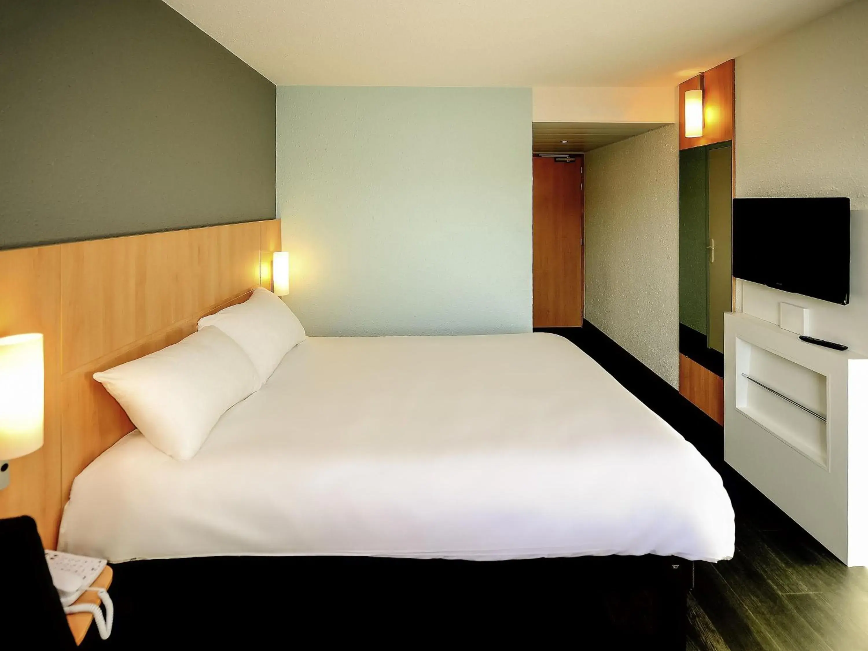 Property building, Bed in ibis Lyon Est Beynost Property building, Bed in ibis Lyon Est Beynost