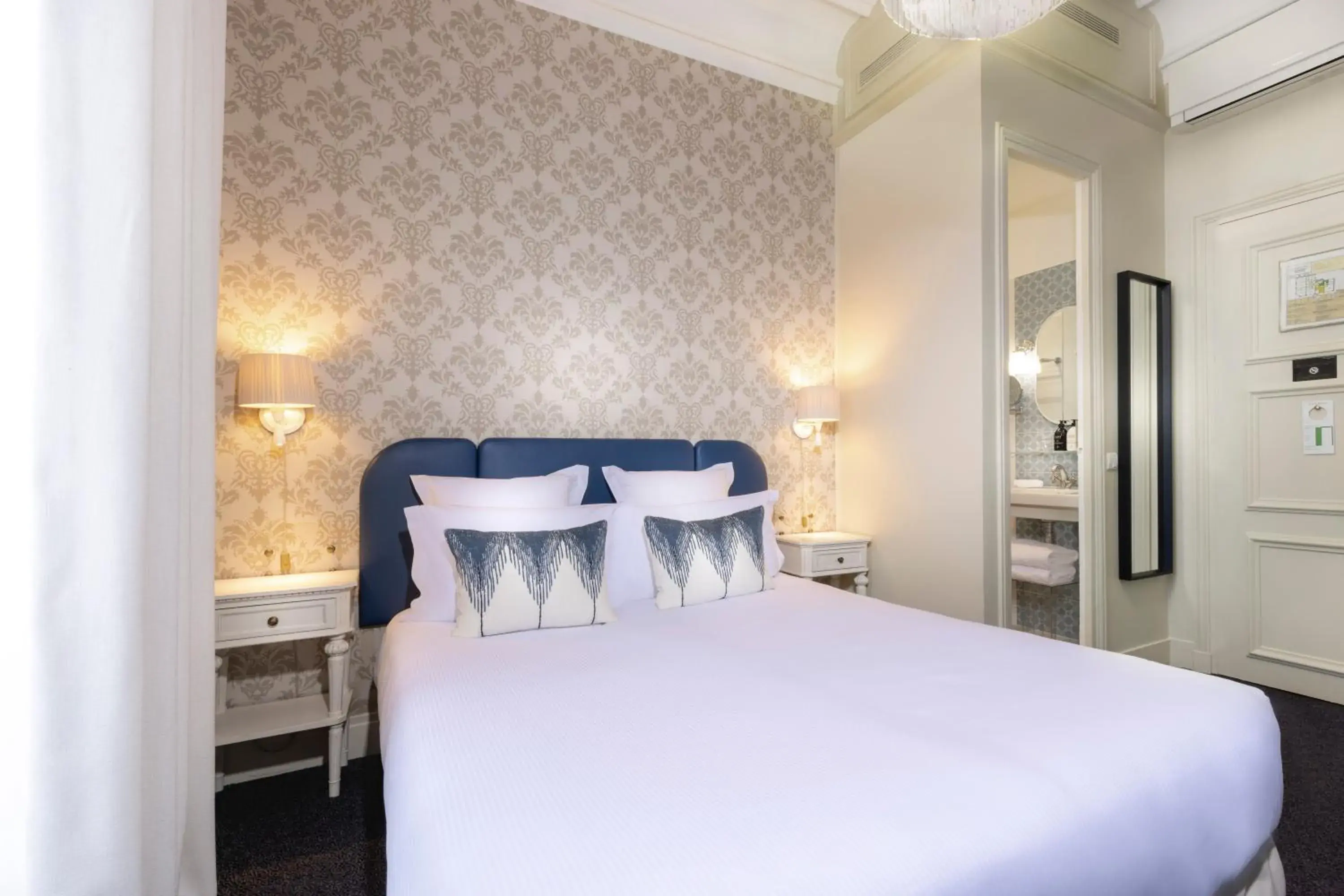 Photo of the whole room, Bed in Hotel Claridge Paris Photo of the whole room, Bed in Hotel Claridge Paris