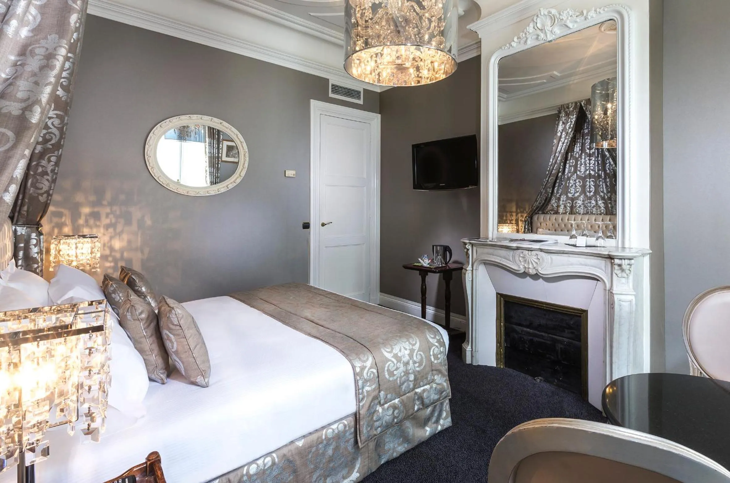 Photo of the whole room, Bed in Hotel Claridge Paris