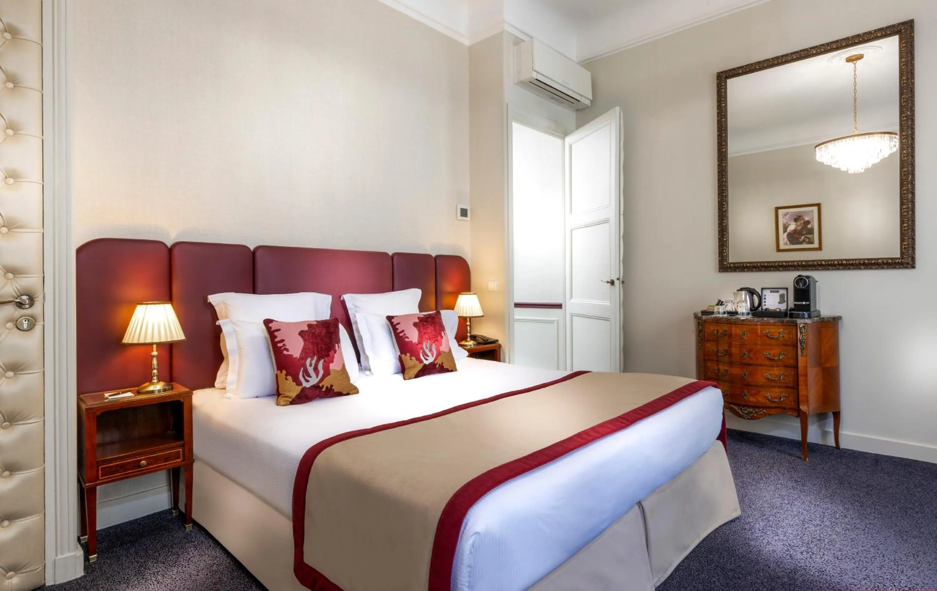 Photo of the whole room, Bed in Hotel Claridge Paris