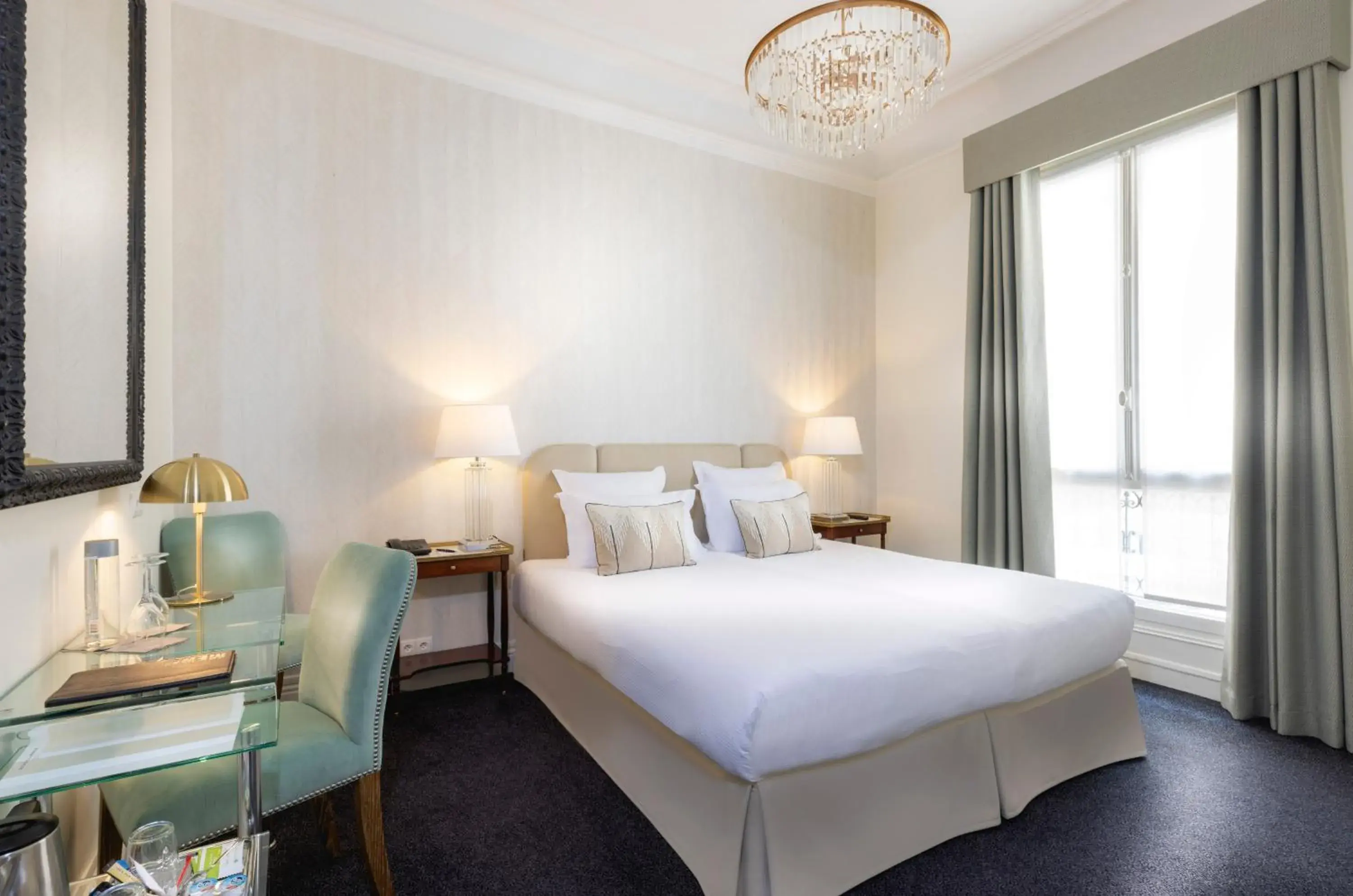 Photo of the whole room, Bed in Hotel Claridge Paris Photo of the whole room, Bed in Hotel Claridge Paris