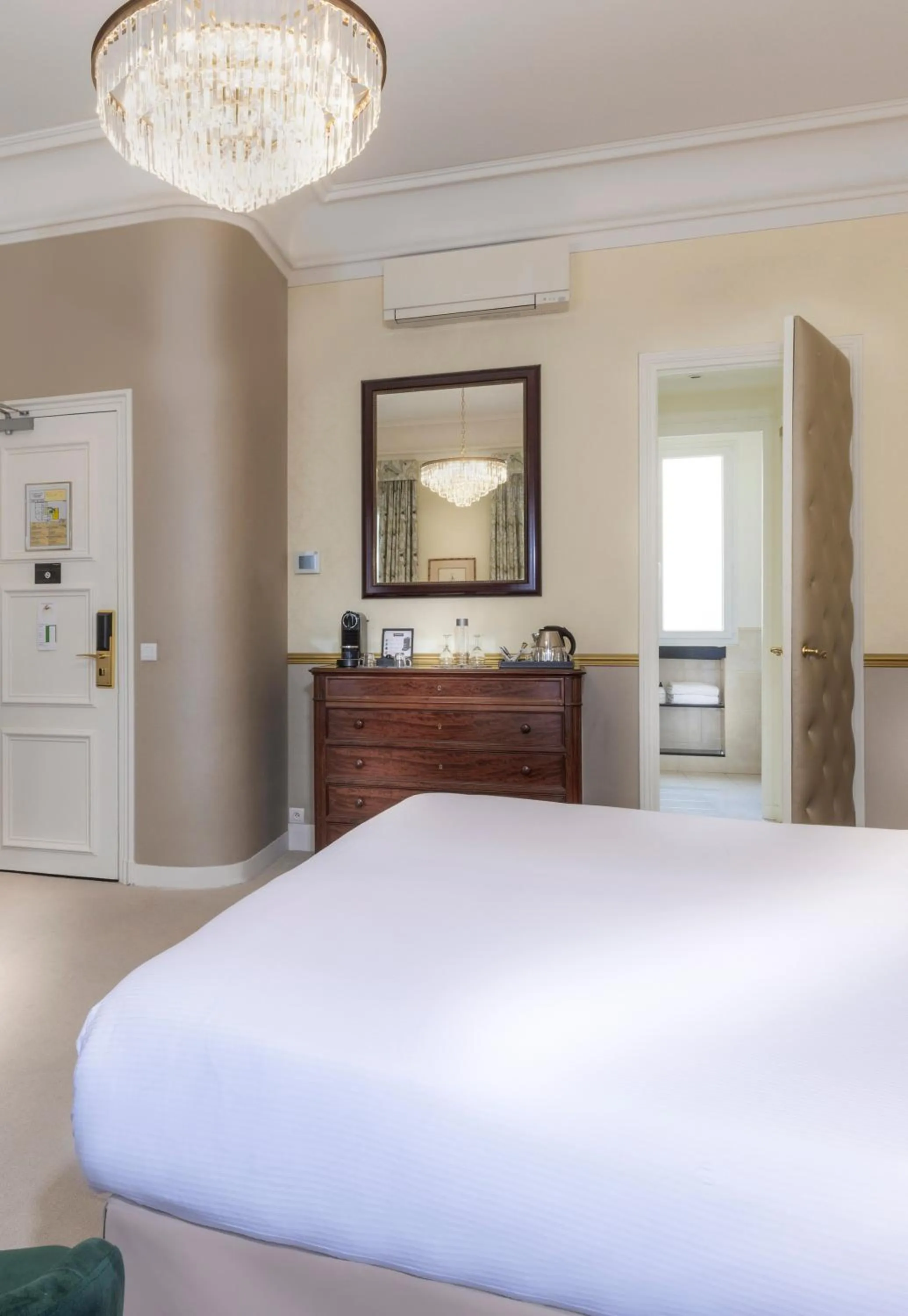 Photo of the whole room, Bed in Hotel Claridge Paris