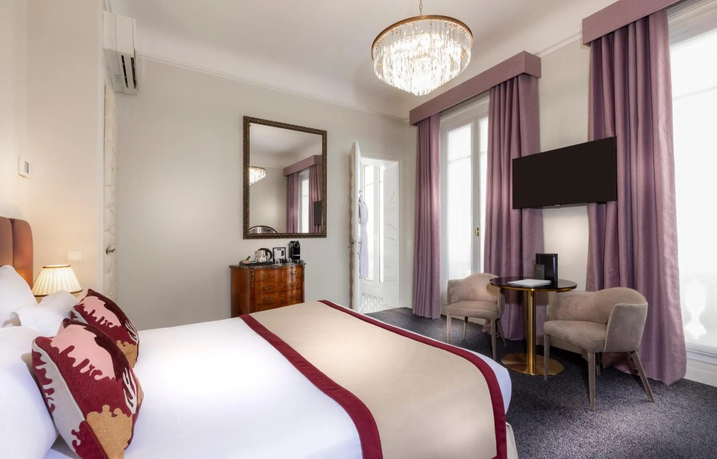 Photo of the whole room, Bed in Hotel Claridge Paris Photo of the whole room, Bed in Hotel Claridge Paris