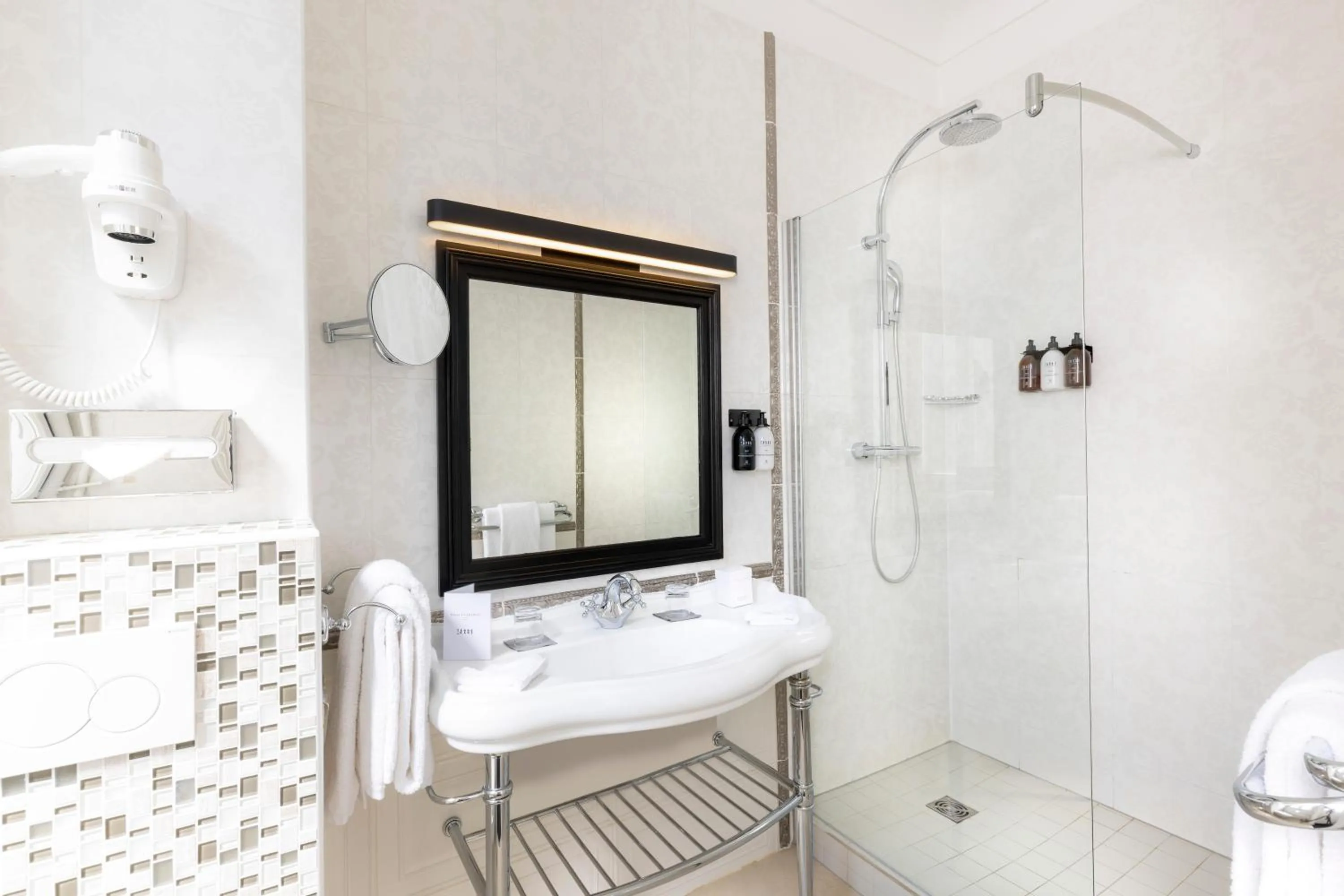 Bathroom in Hotel Claridge Paris