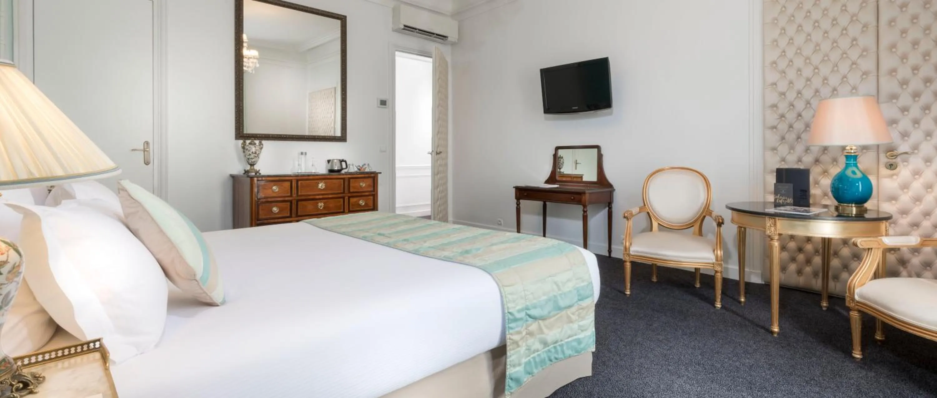 Photo of the whole room, Bed in Hotel Claridge Paris