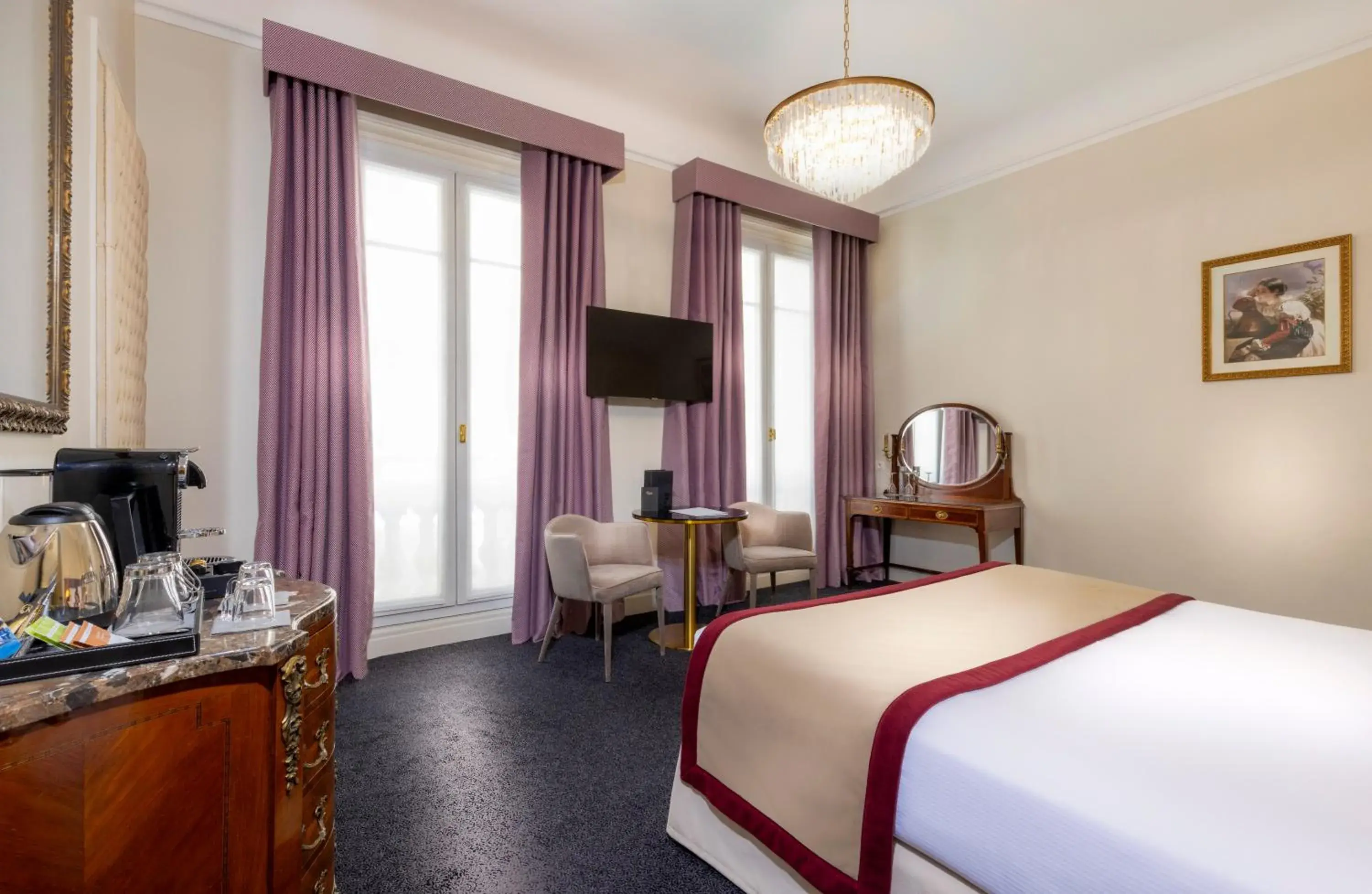 Photo of the whole room, Bed in Hotel Claridge Paris Photo of the whole room, Bed in Hotel Claridge Paris