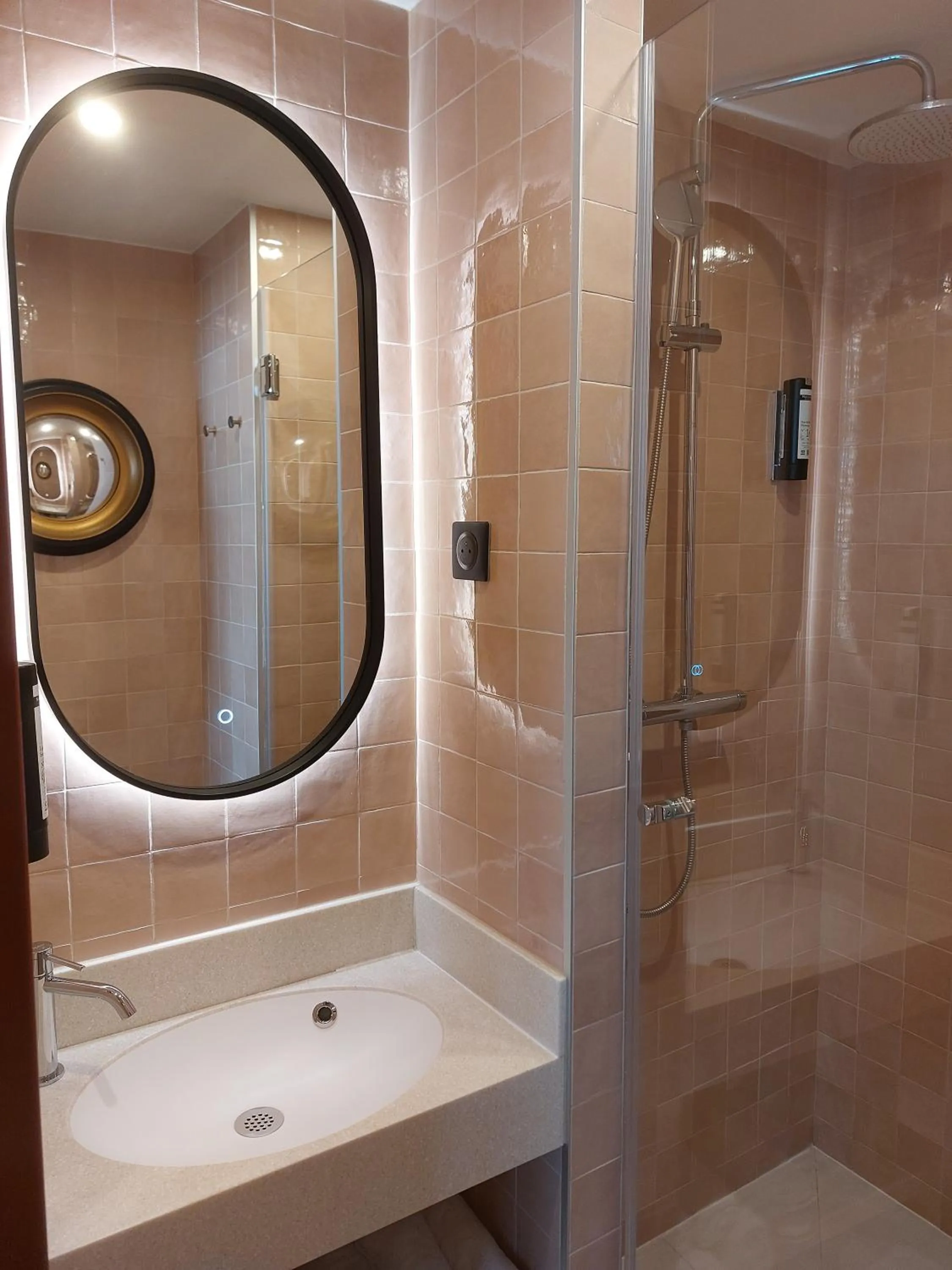 Shower in Hotel Sacha