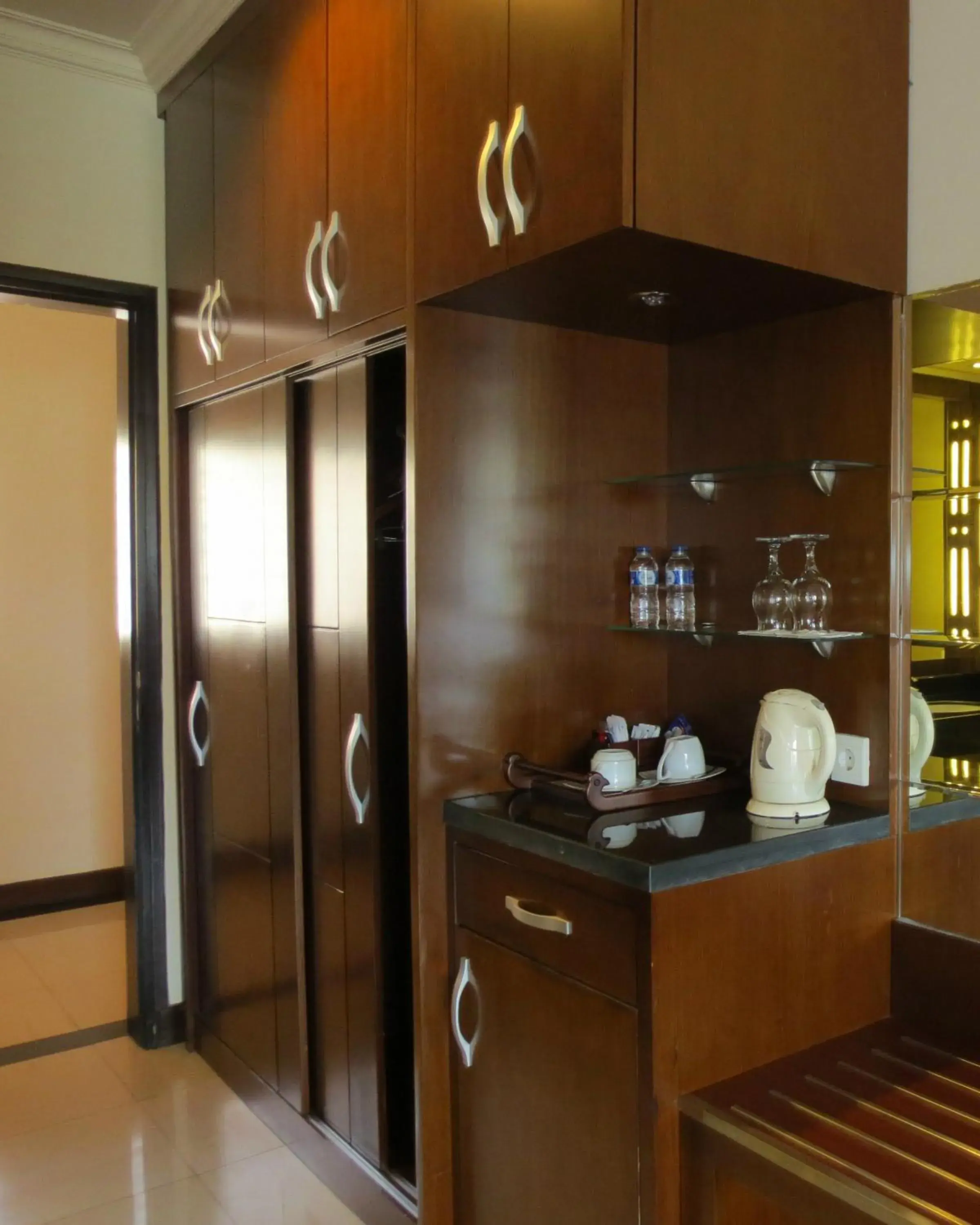 Kitchen or kitchenette, Bathroom in Ari Putri Hotel