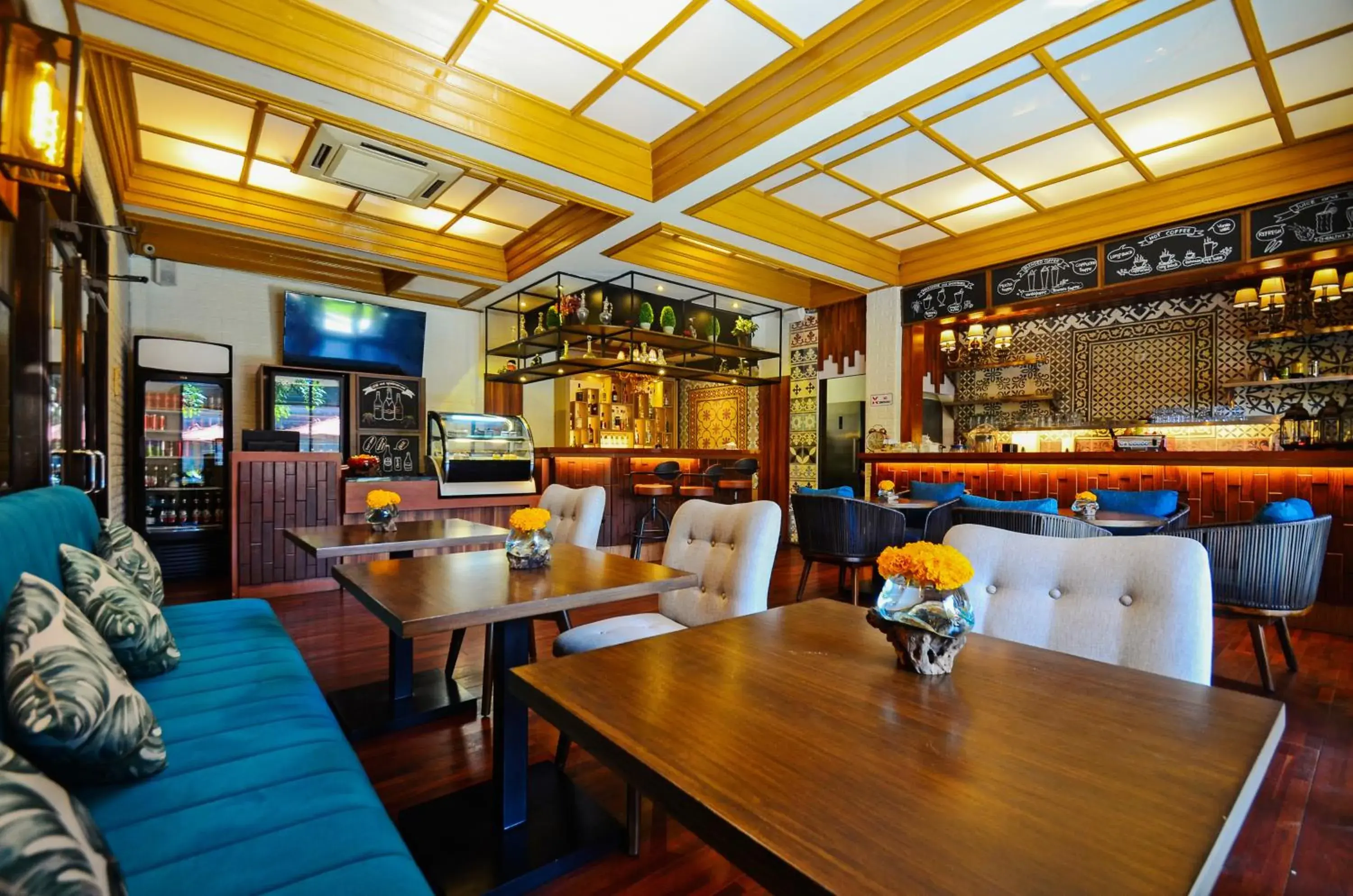 Lounge or bar, Restaurant/Places to Eat in Ari Putri Hotel
