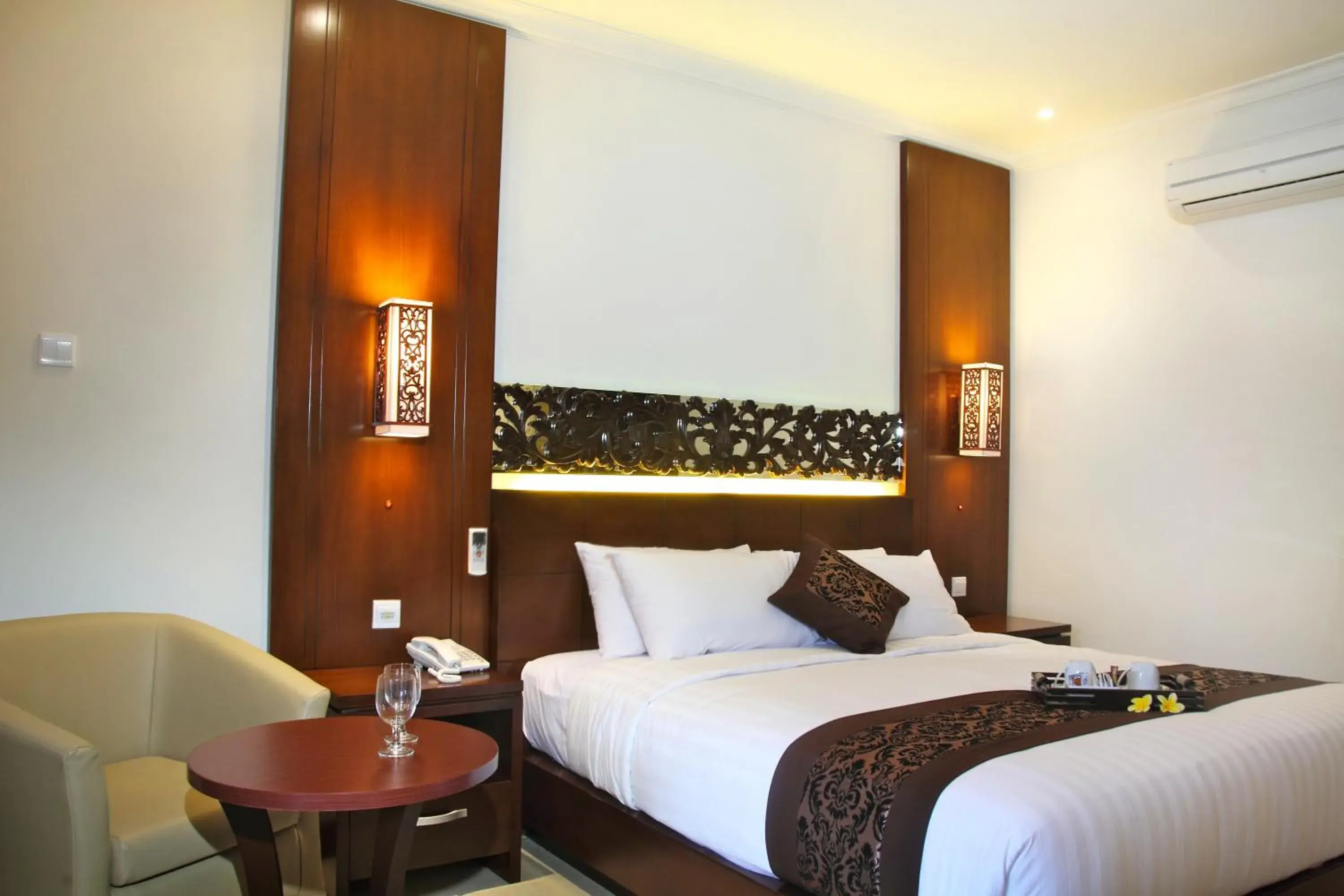 Photo of the whole room, Bed in Ari Putri Hotel