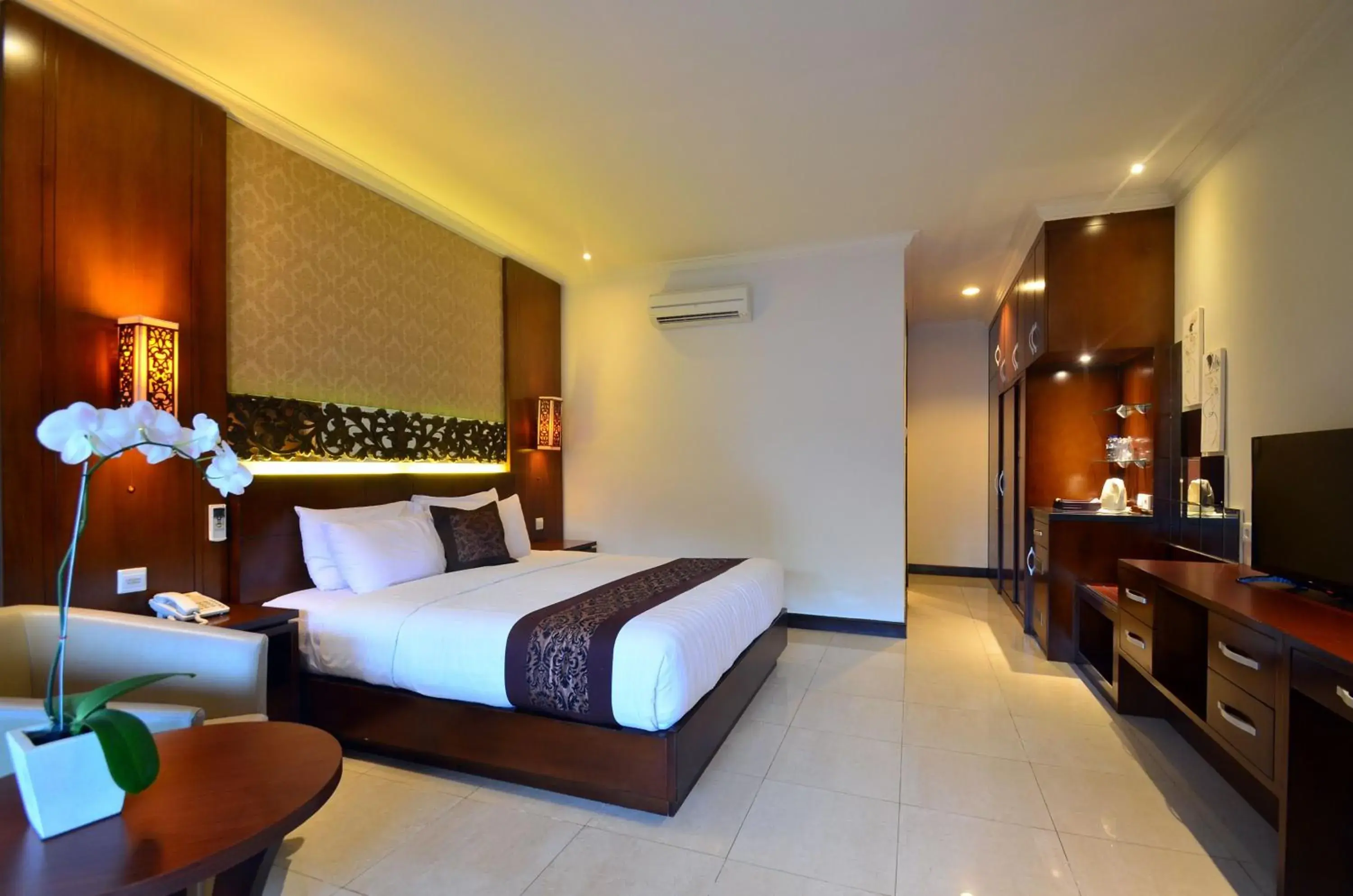 Bed in Ari Putri Hotel