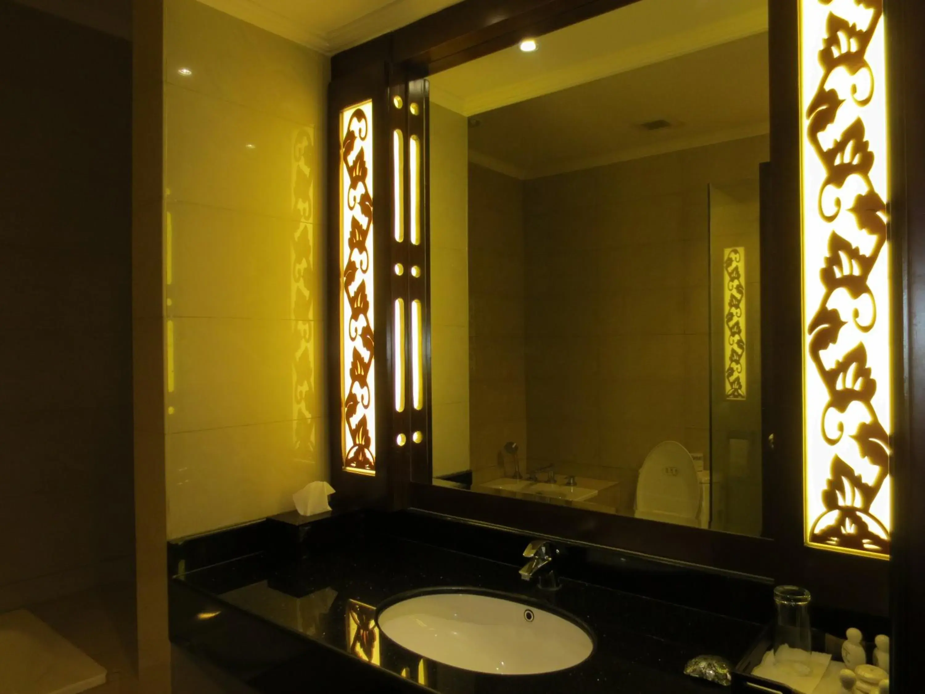 Bathroom in Ari Putri Hotel