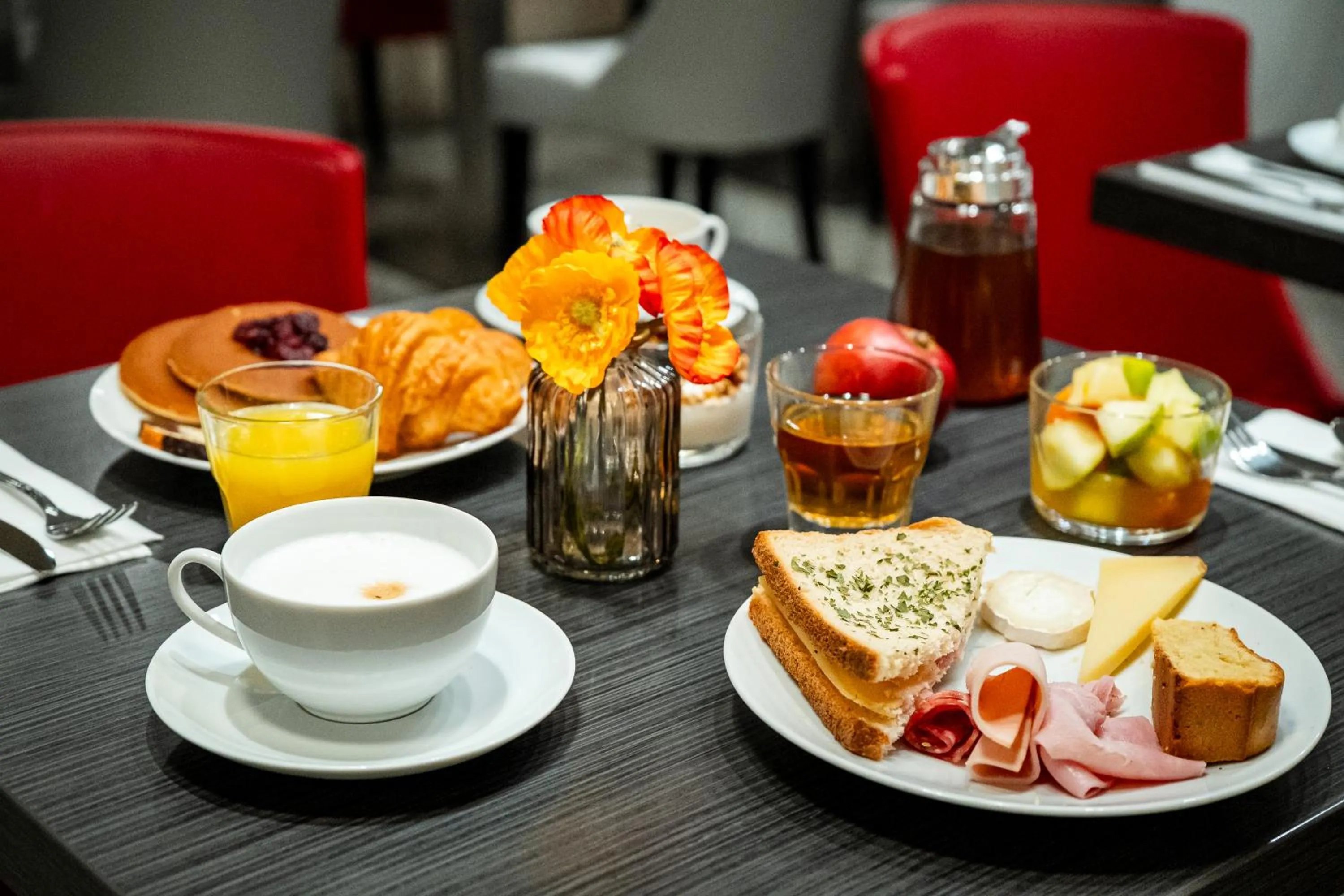 Breakfast in Hôtel Edouard 6 by Malone