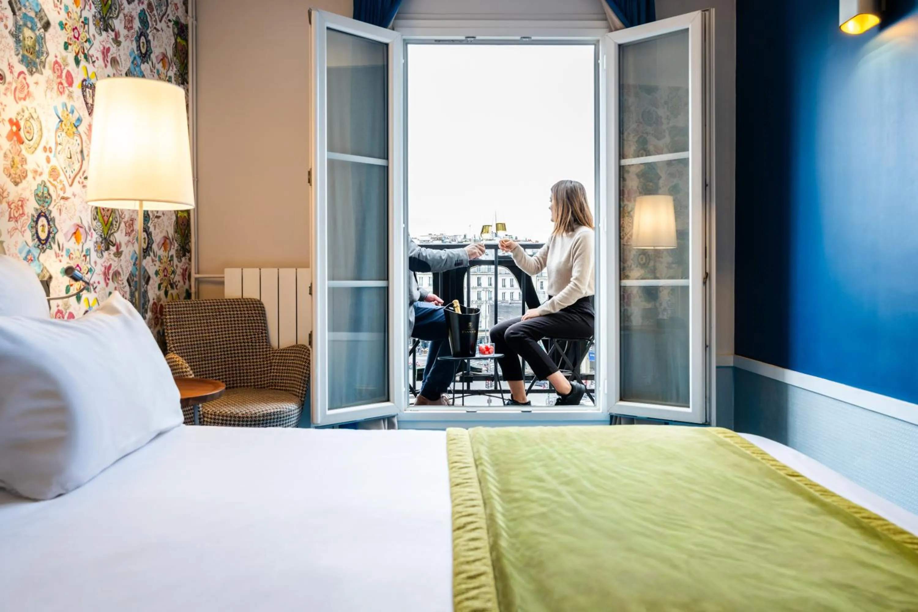 Balcony/Terrace, Bed in Hôtel Edouard 6 by Malone