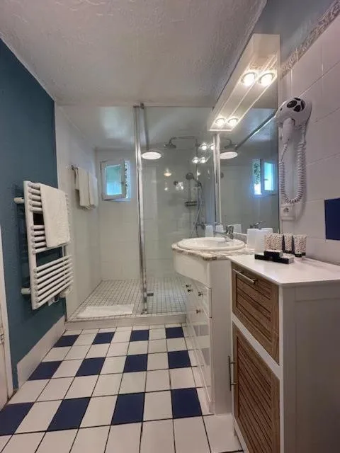 Bathroom in Hôtel Miramar