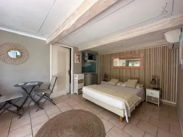 Two Connecting Double Rooms in Hôtel Miramar Two Connecting Double Rooms in Hôtel Miramar