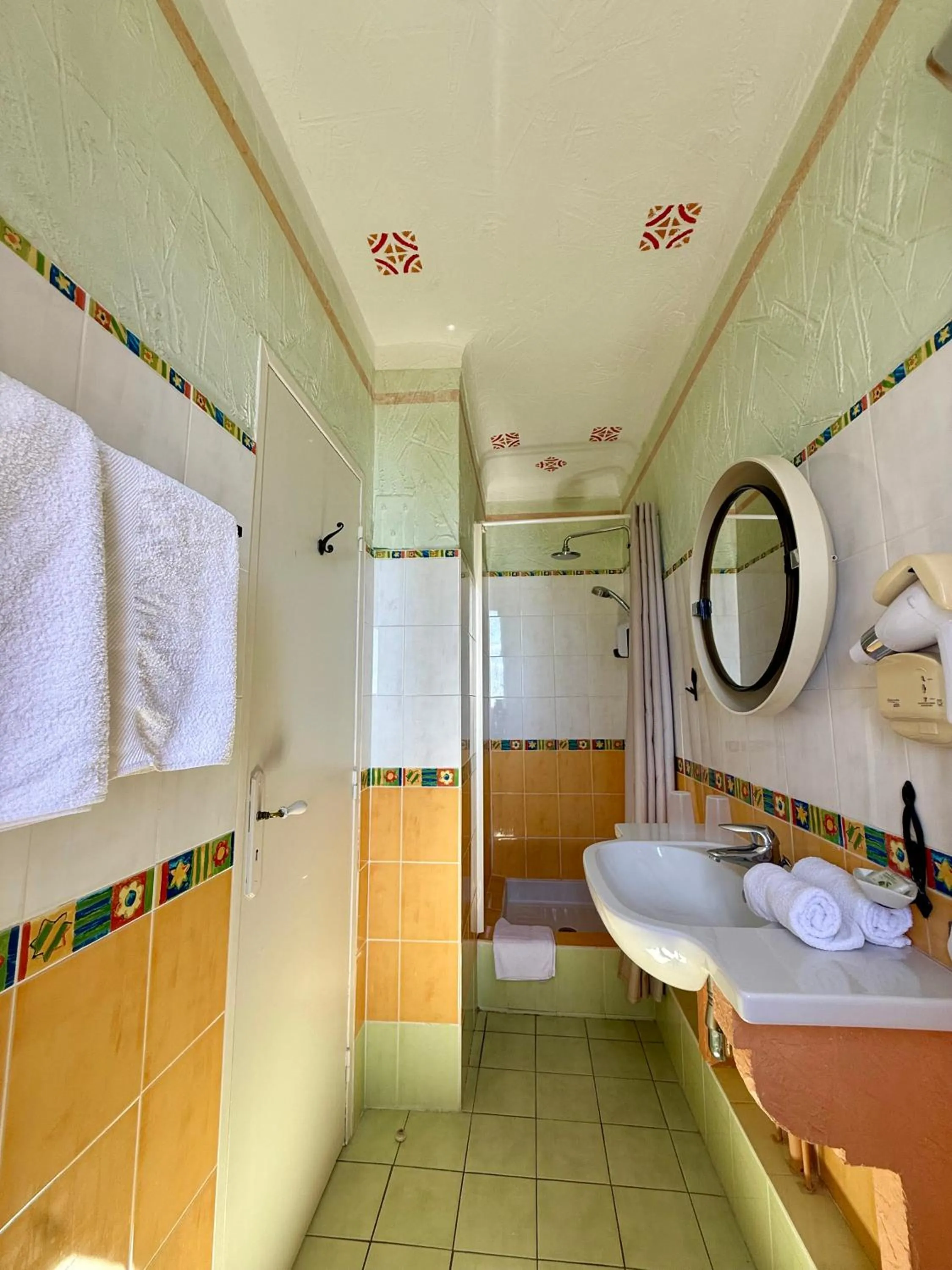 Shower in Hôtel Miramar