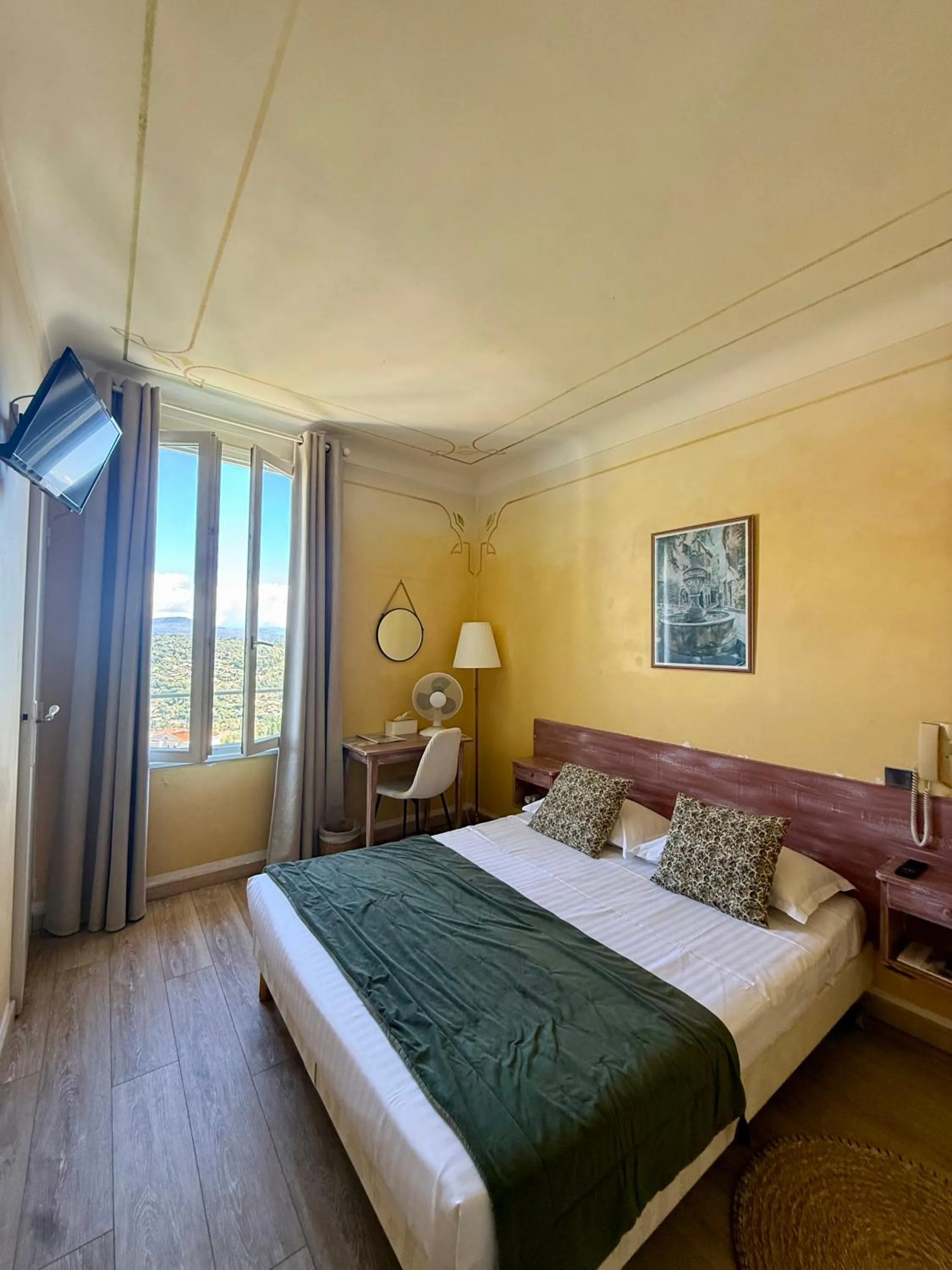 Bed in Hôtel Miramar