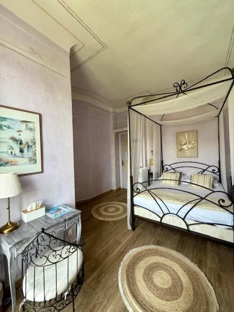 Photo of the whole room, Bed in Hôtel Miramar