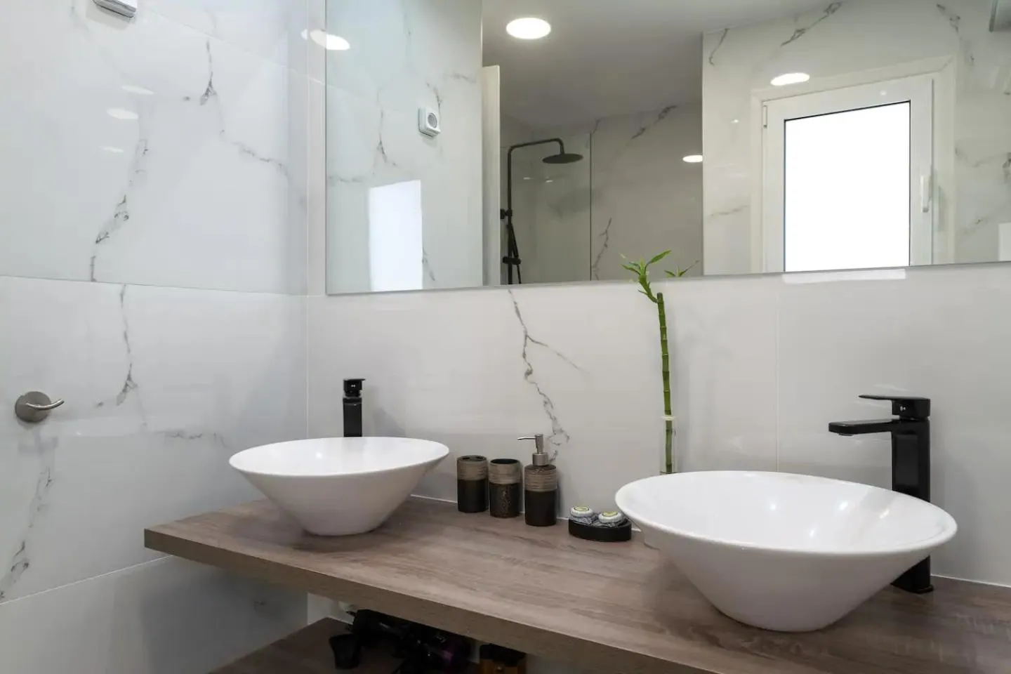 Amazing Apartments @ Aiolou Str.