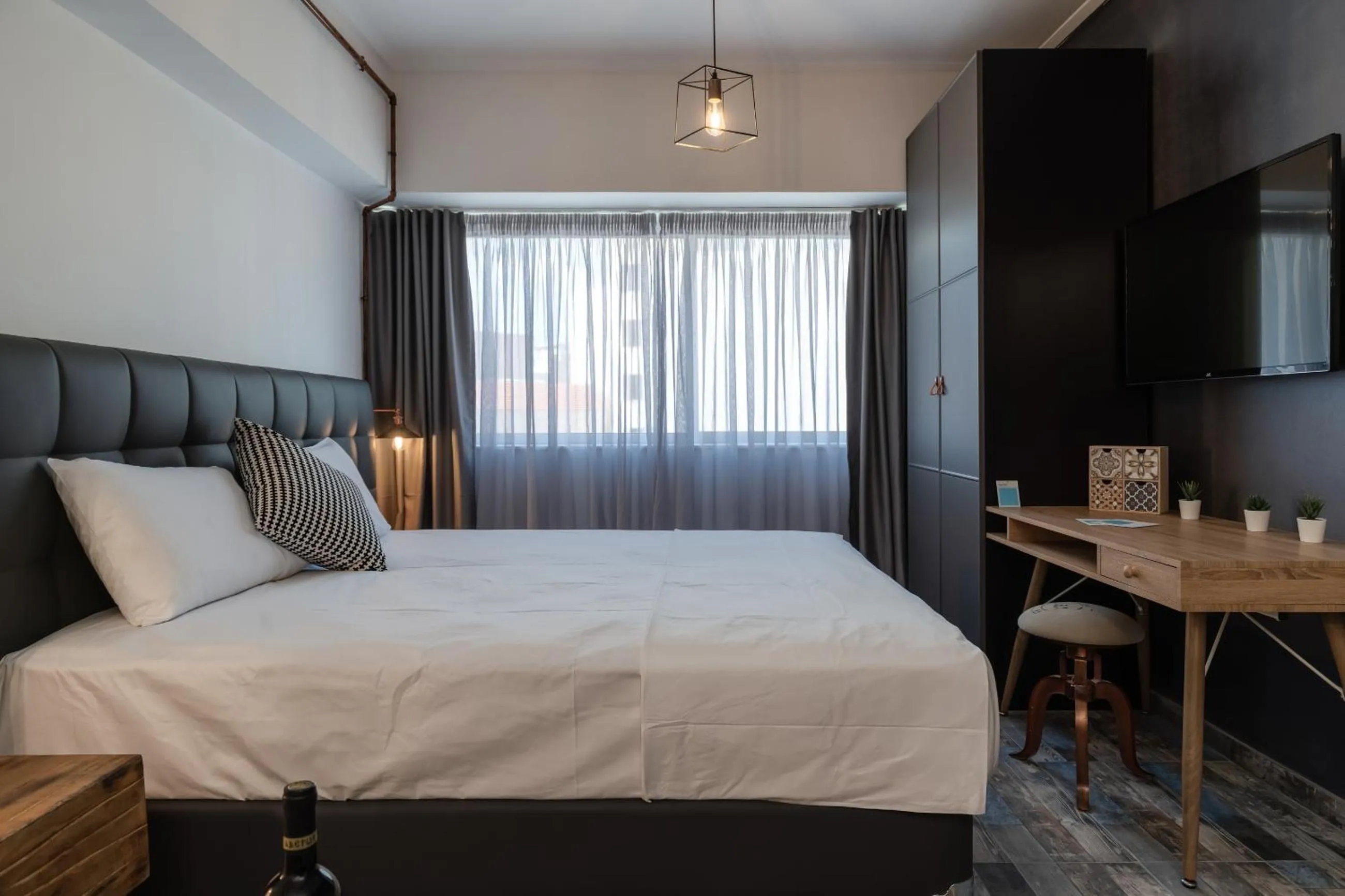 Bed in Amazing Apartments @ Aiolou Str.