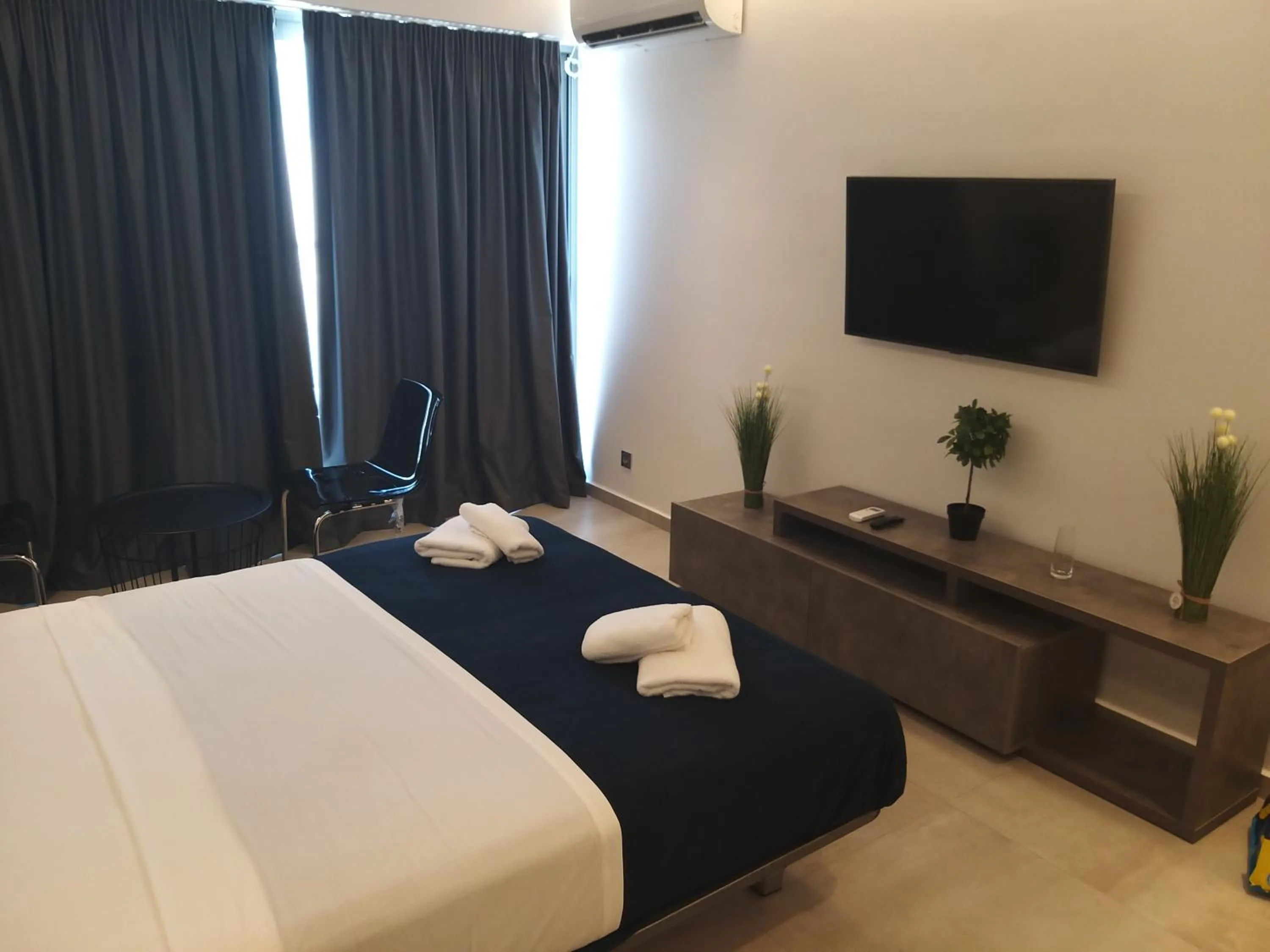 Bed in Amazing Apartments @ Aiolou Str.