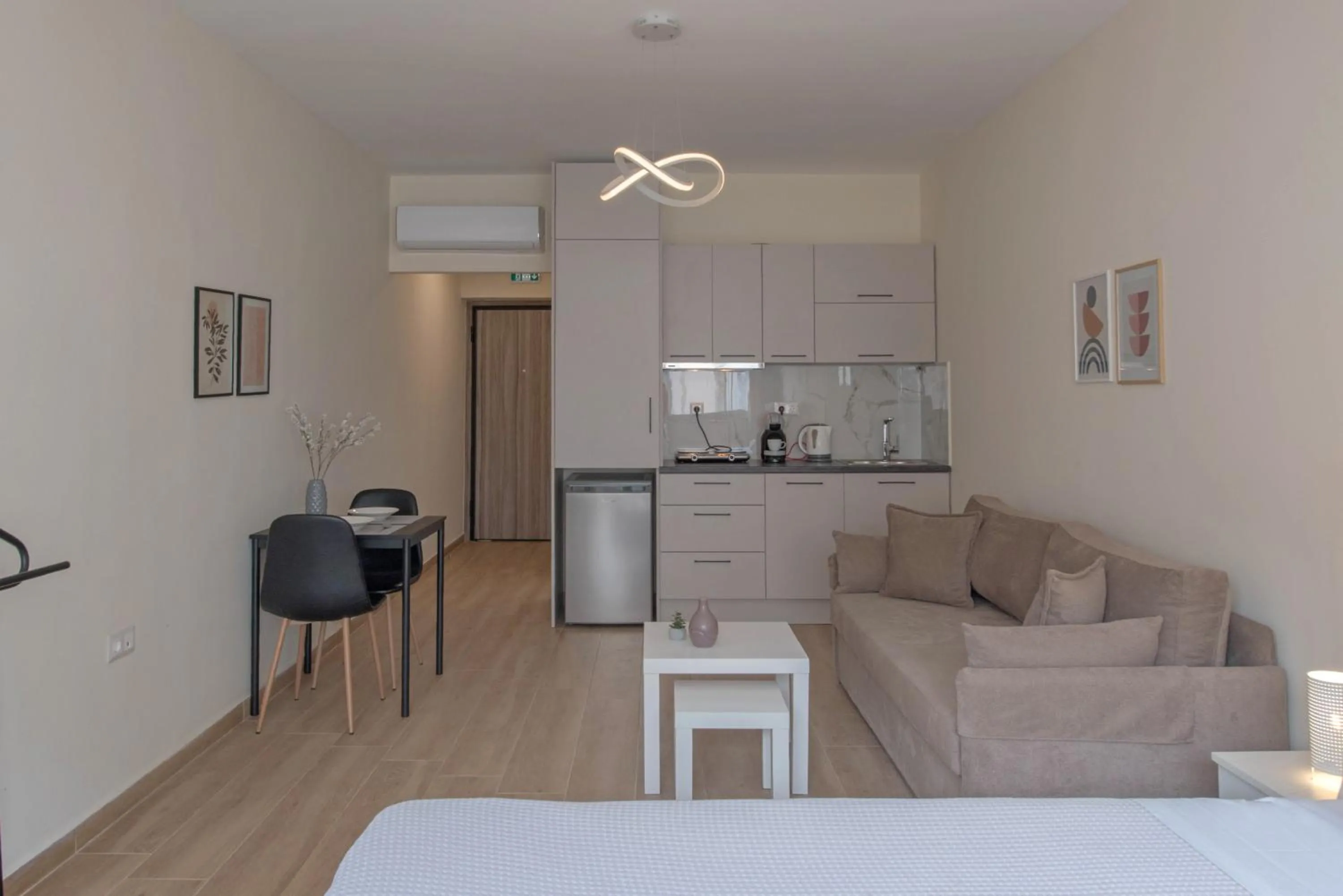 Amazing Apartments @ Aiolou Str.