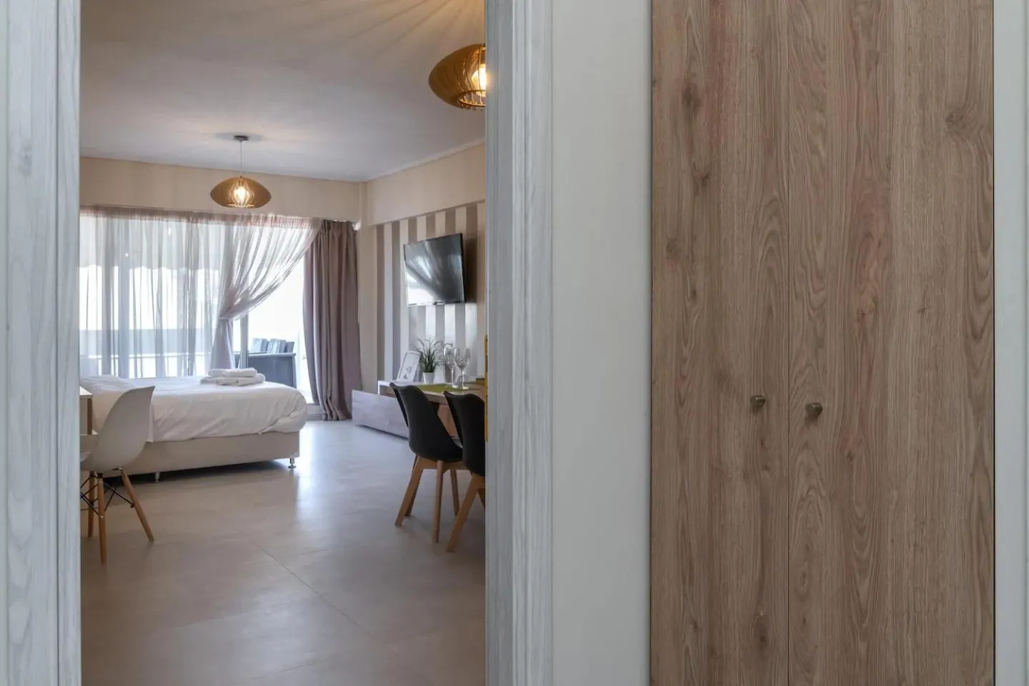 Bed in Amazing Apartments @ Aiolou Str.
