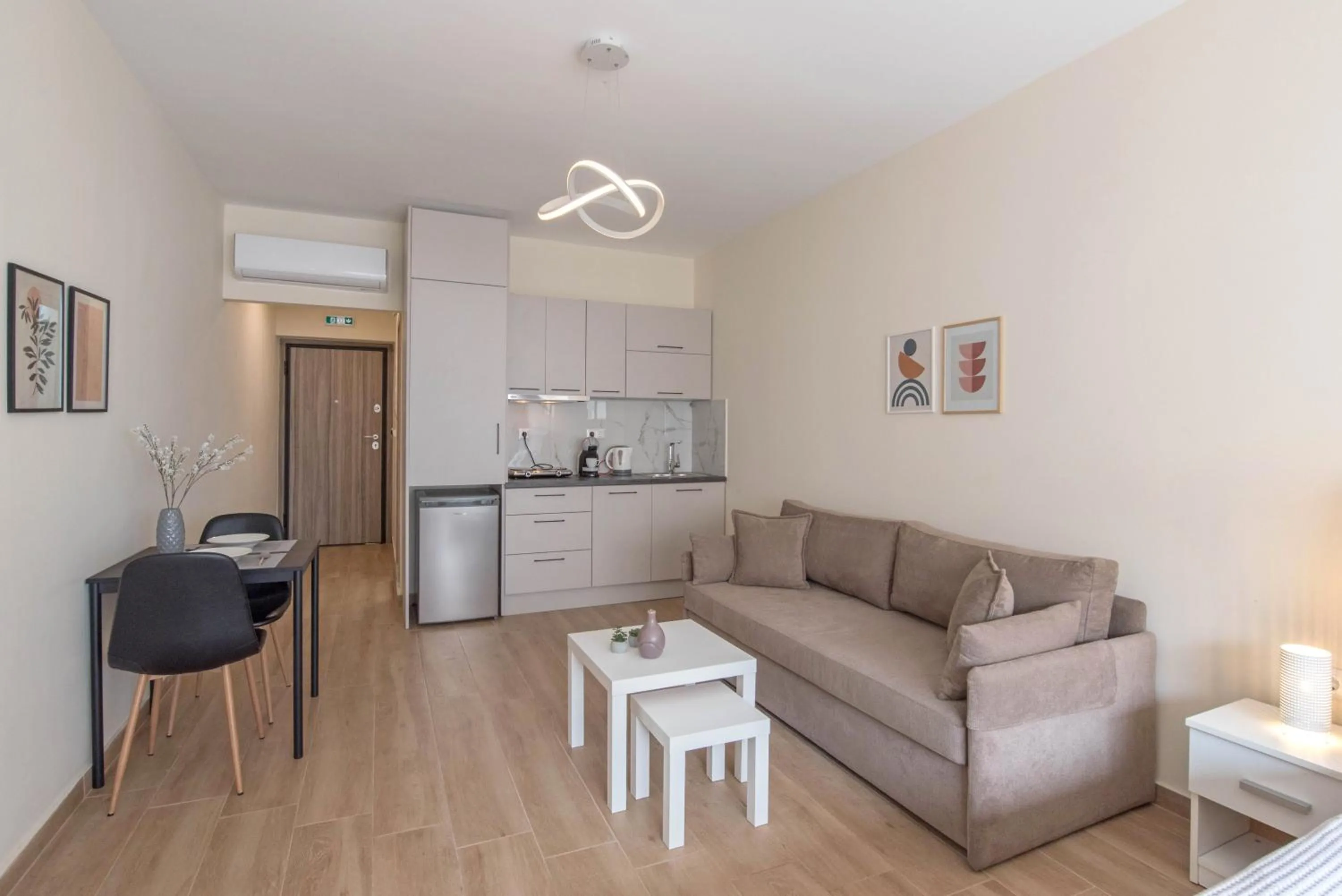 Amazing Apartments @ Aiolou Str.