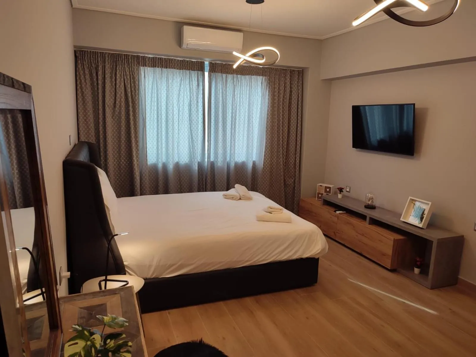 Bed in Amazing Apartments @ Aiolou Str.