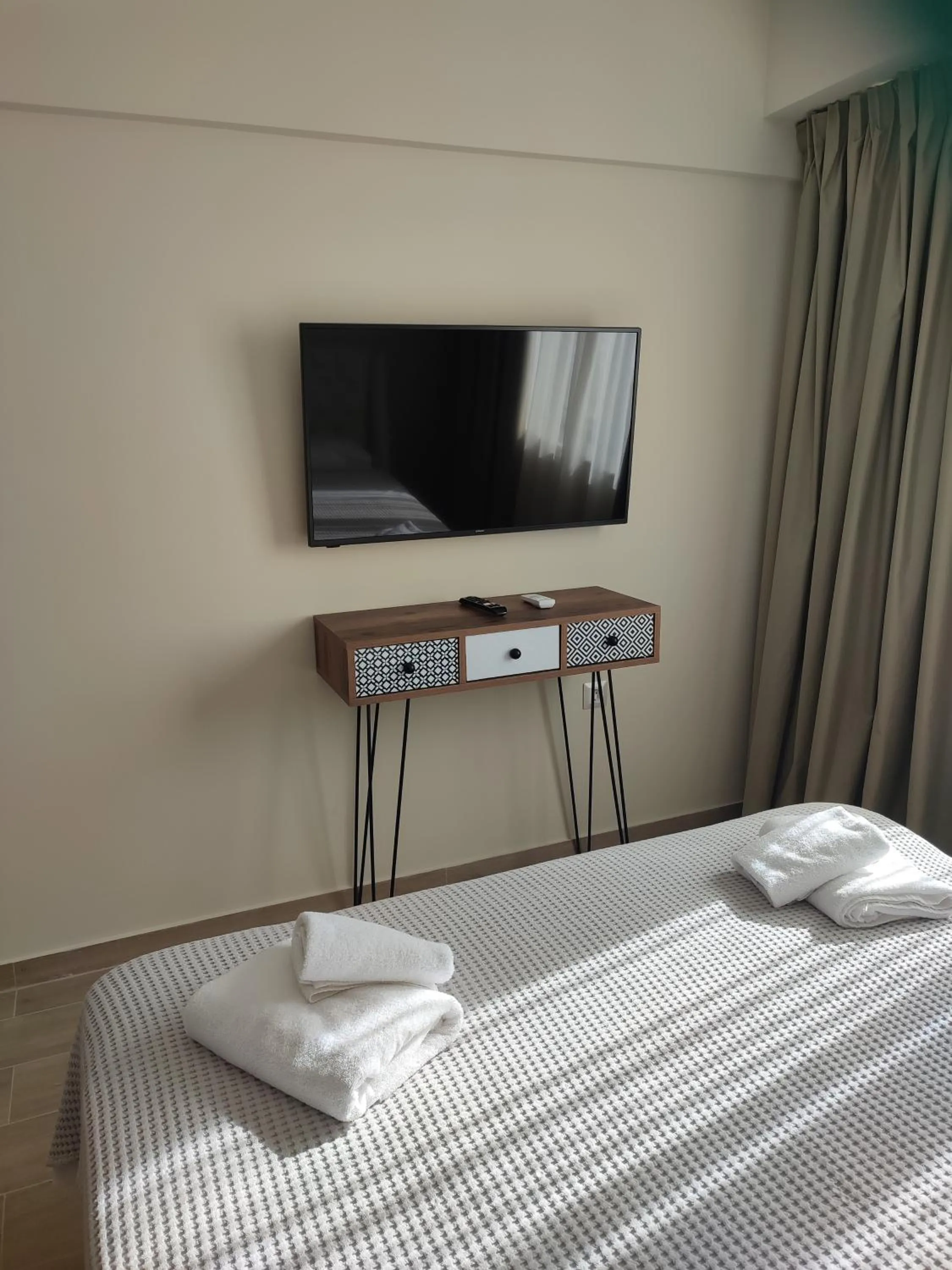 Bed in Amazing Apartments @ Aiolou Str.