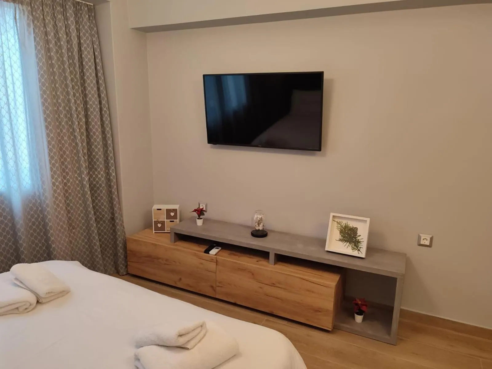 Bed in Amazing Apartments @ Aiolou Str.