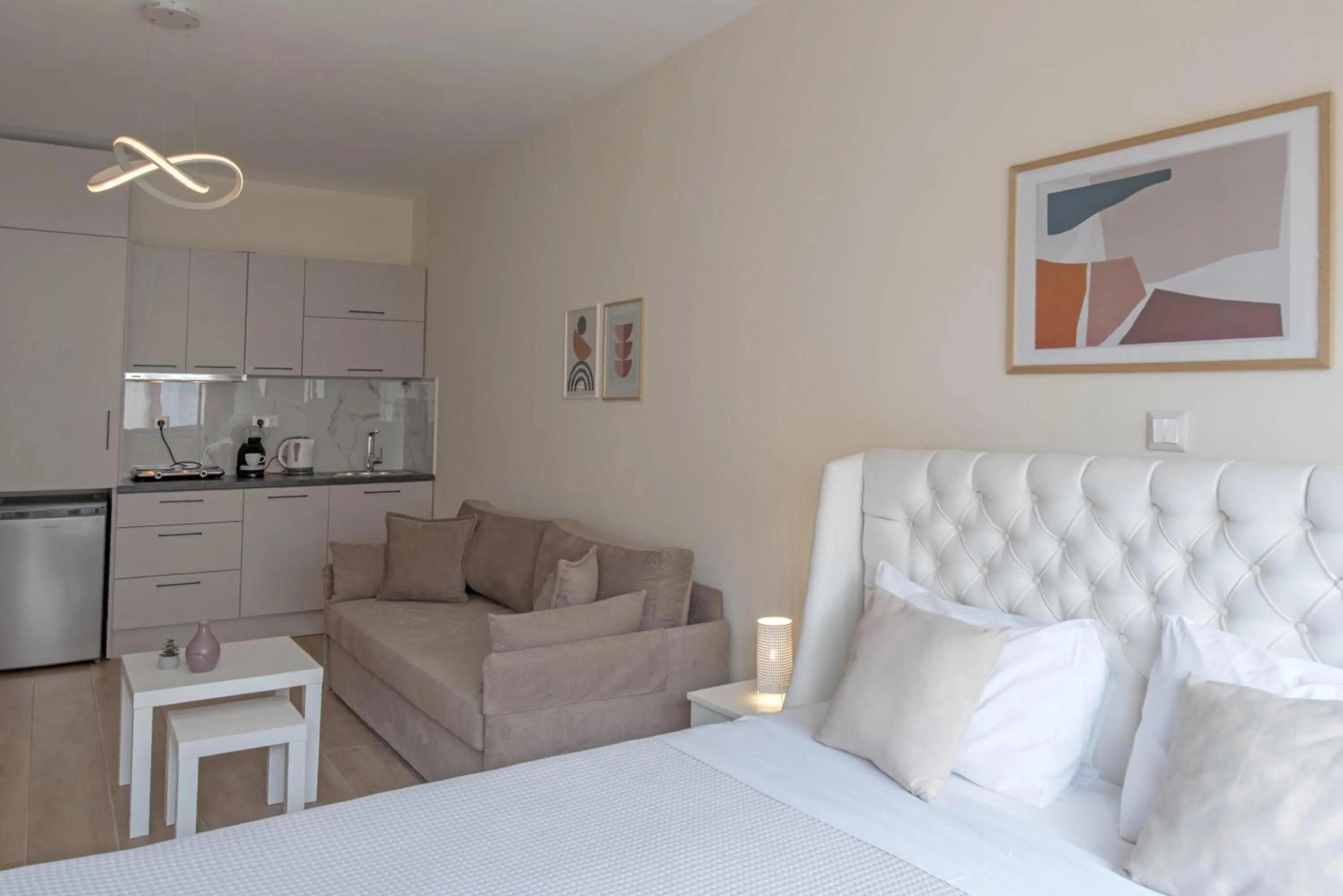 Bed in Amazing Apartments @ Aiolou Str.