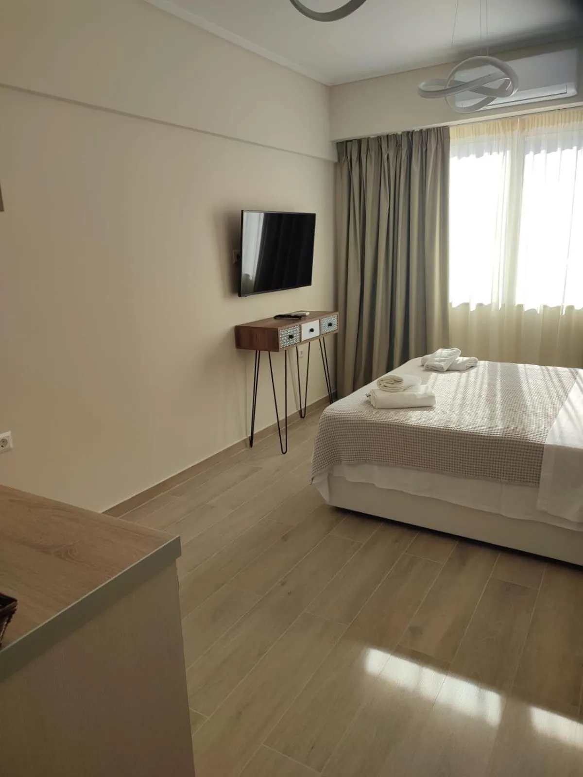 Bed in Amazing Apartments @ Aiolou Str.
