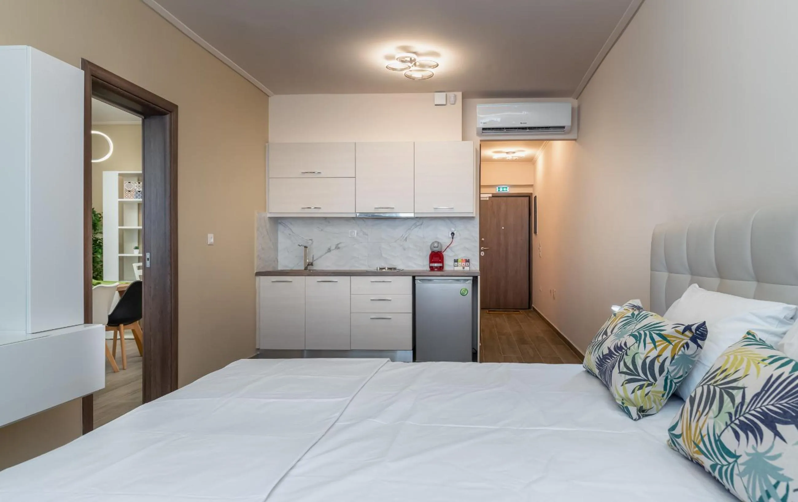 Bed in Amazing Apartments @ Aiolou Str.