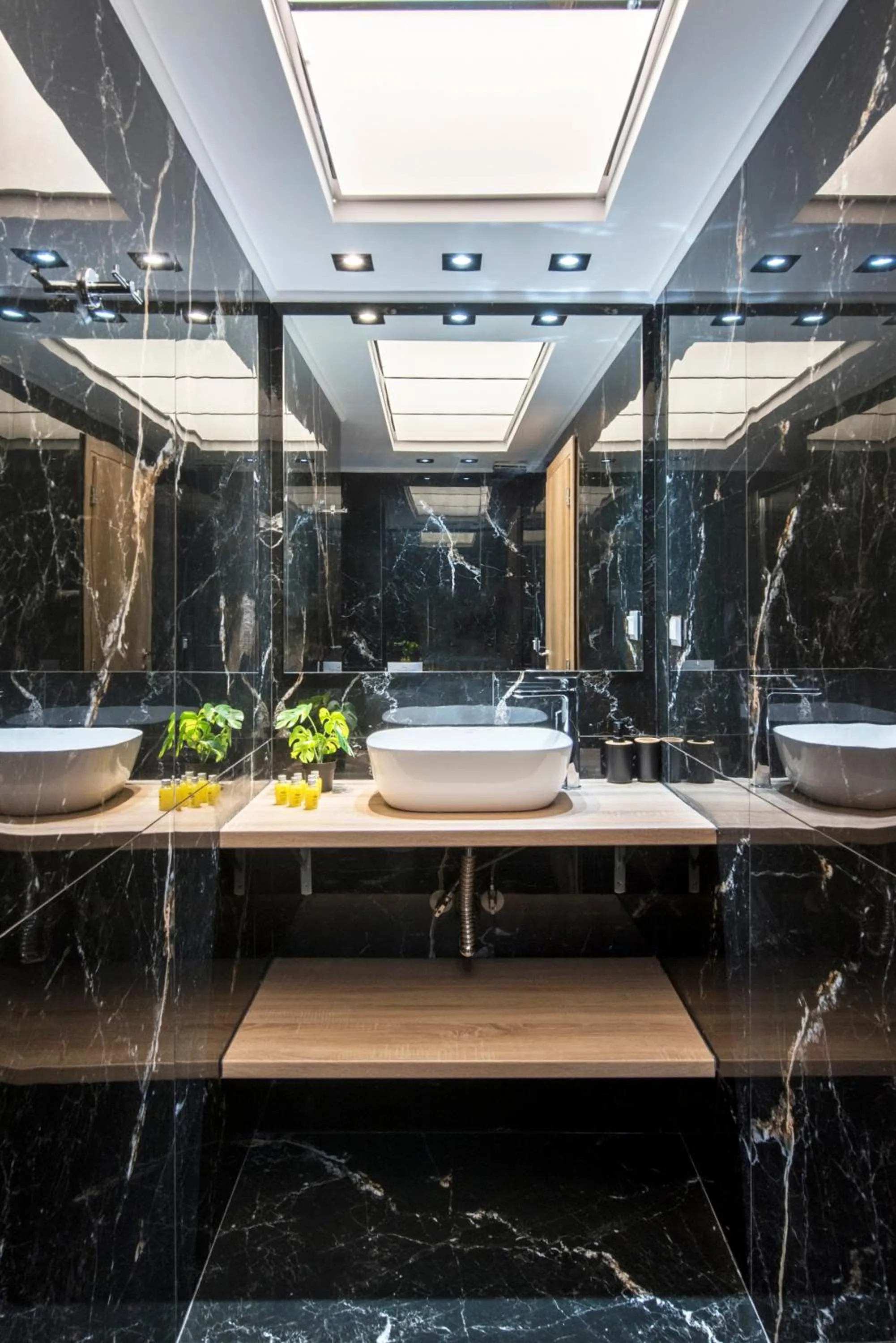 Amazing Apartments @ Aiolou Str.
