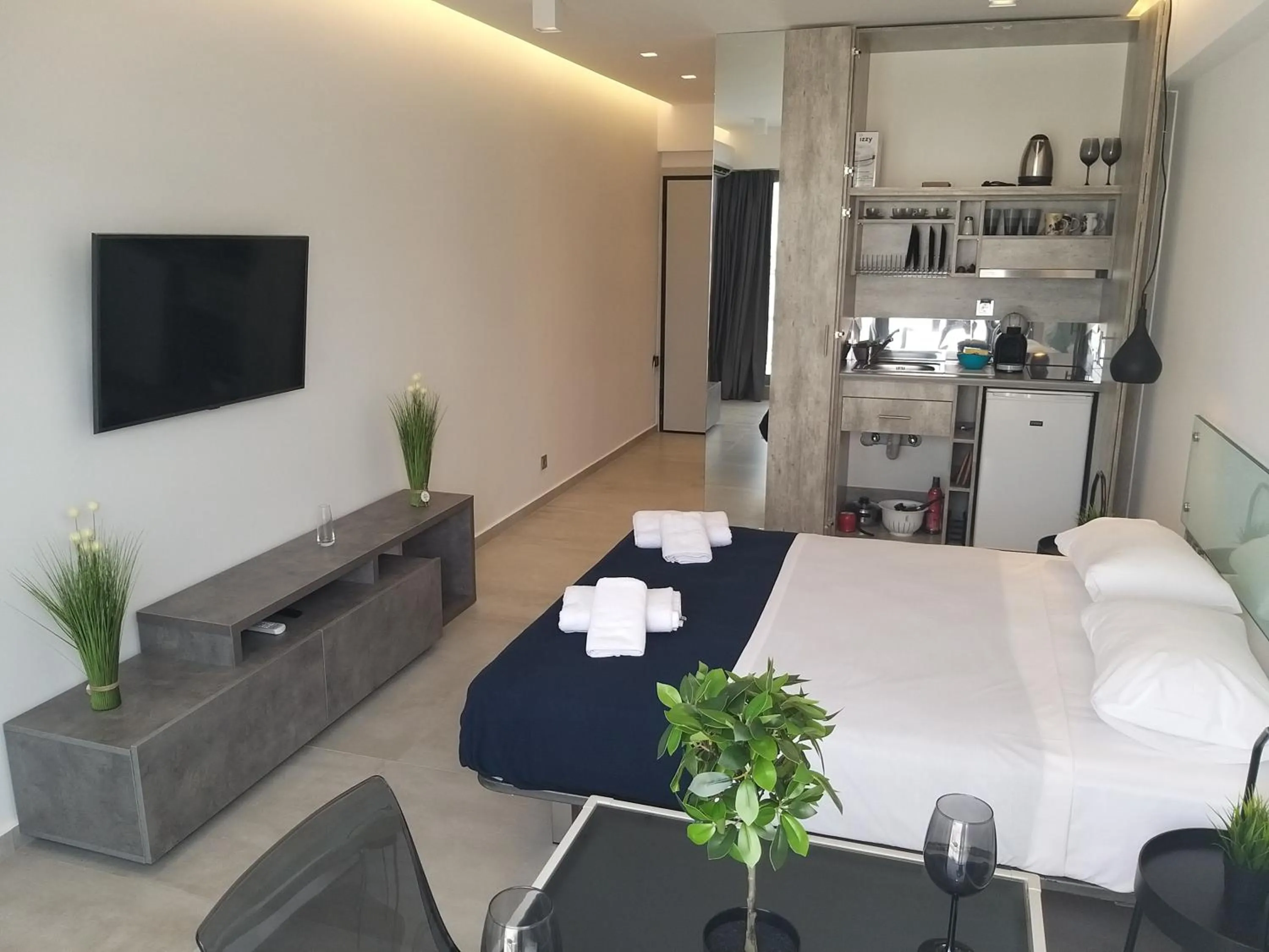 Bed in Amazing Apartments @ Aiolou Str.