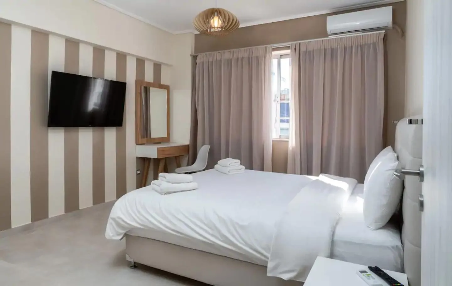 Bed in Amazing Apartments @ Aiolou Str.