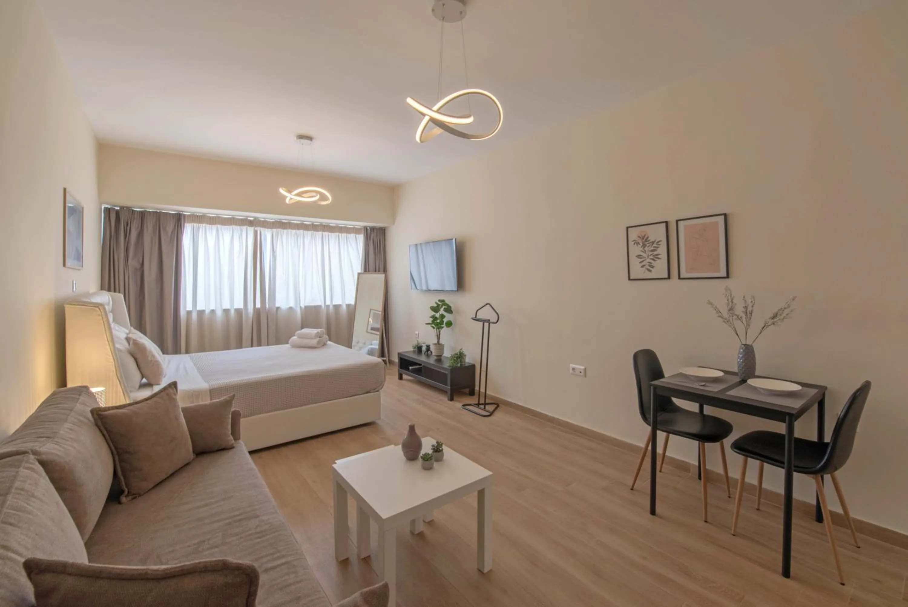 Bed in Amazing Apartments @ Aiolou Str.