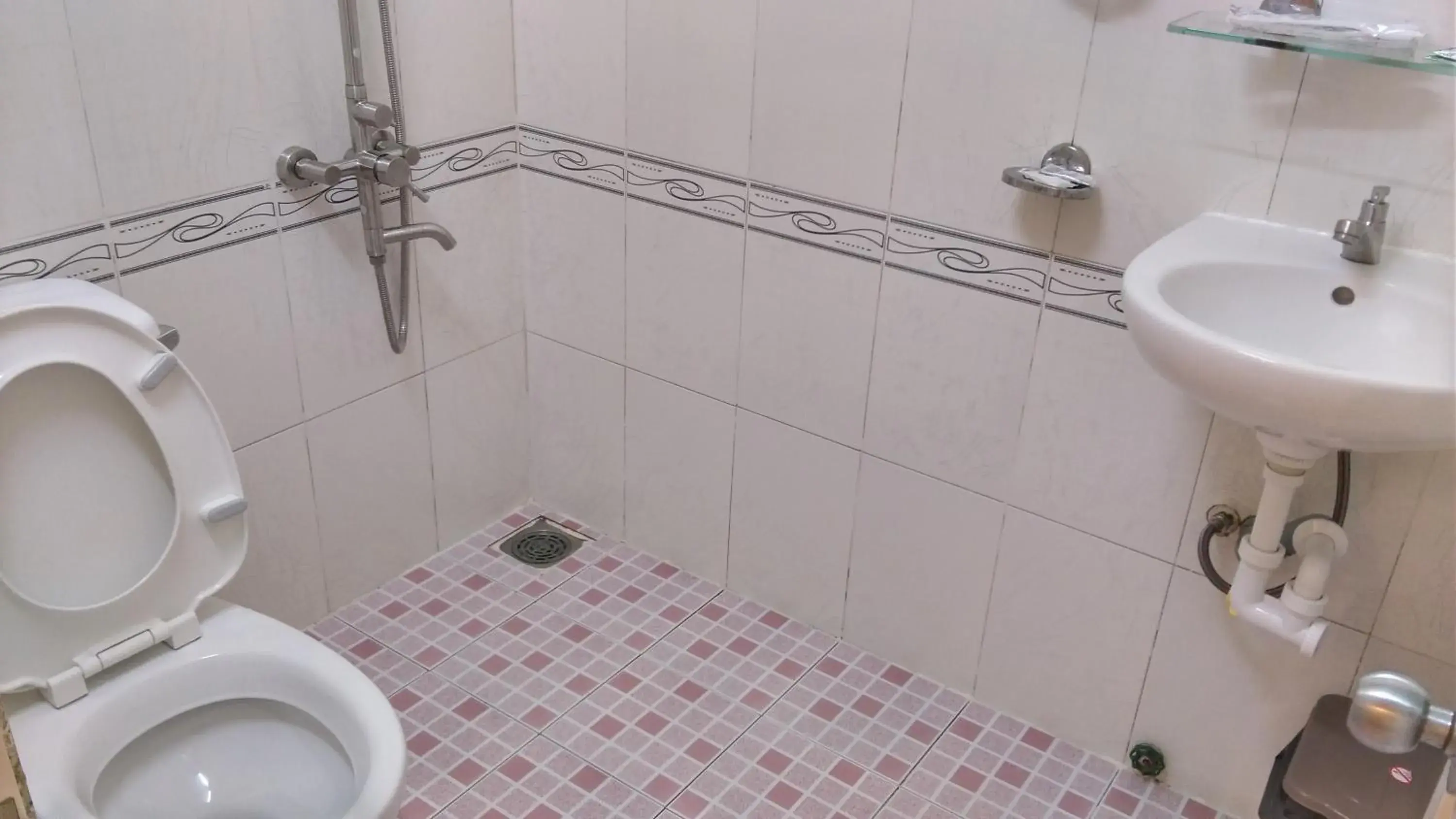 Shower in Hai Long Vuong Hotel Shower in Hai Long Vuong Hotel