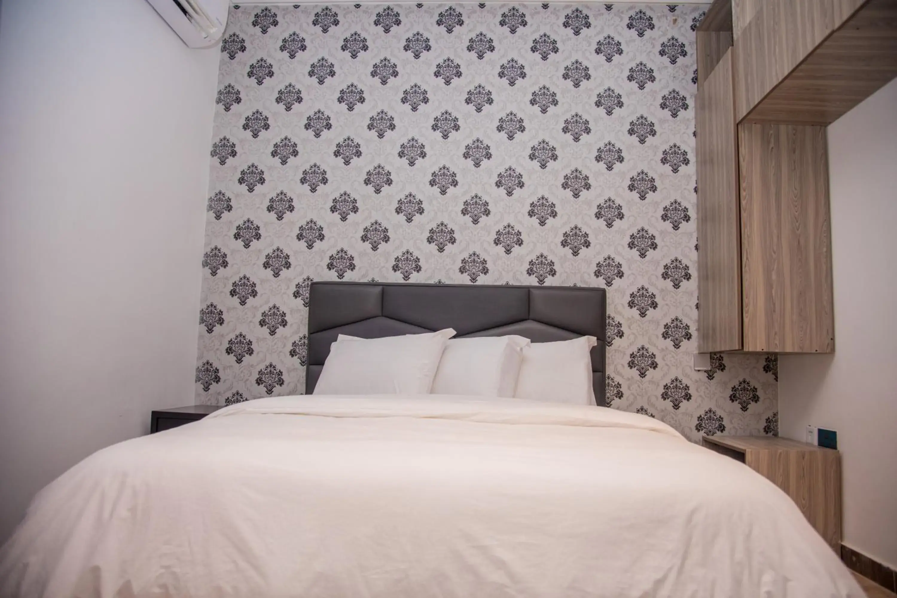 Bedroom, Bed in James Court Hotel & Luxury Apartments Bedroom, Bed in James Court Hotel & Luxury Apartments